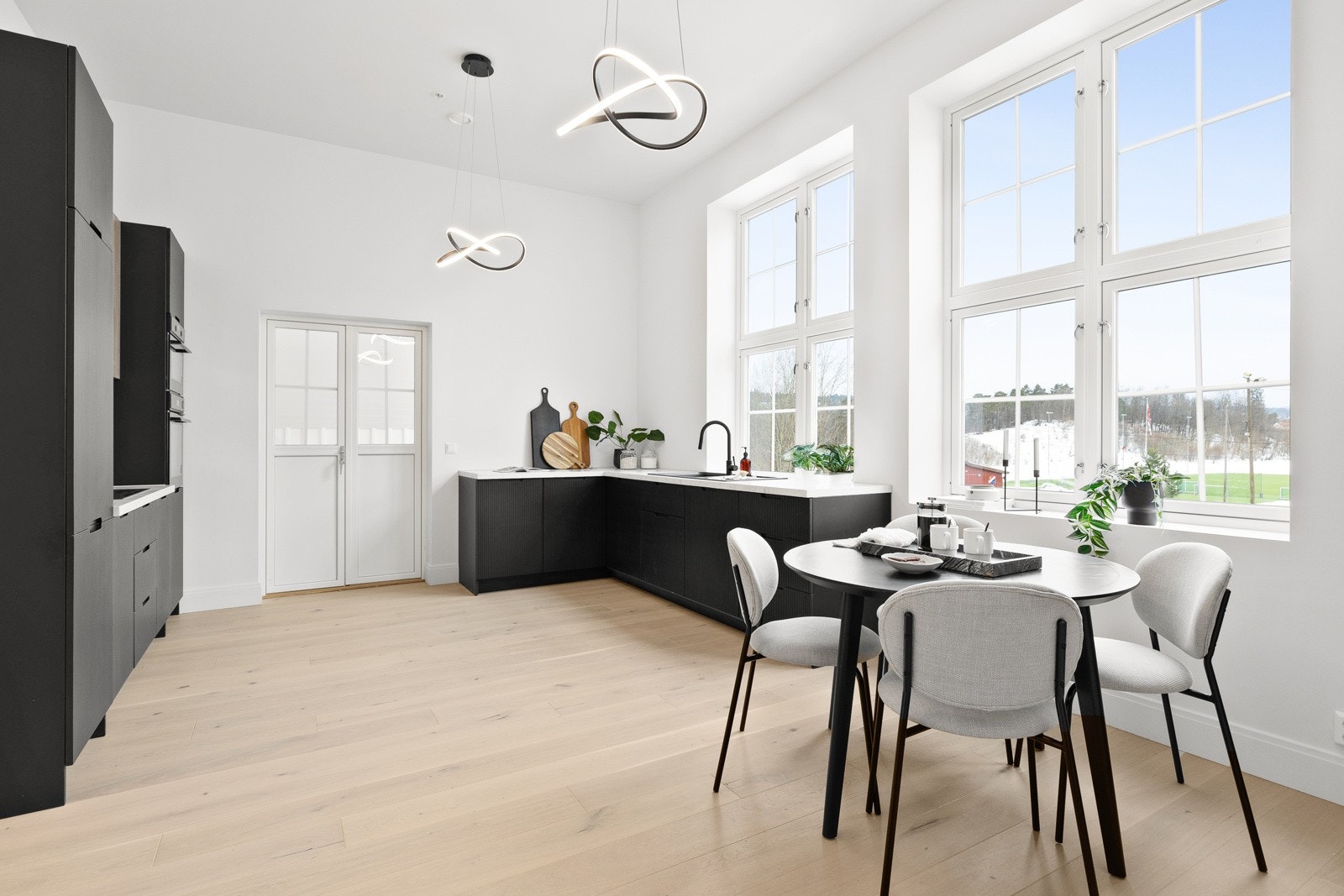 Her bor du med store vindusflater og mye naturlig lysinnslipp. Galleribilde