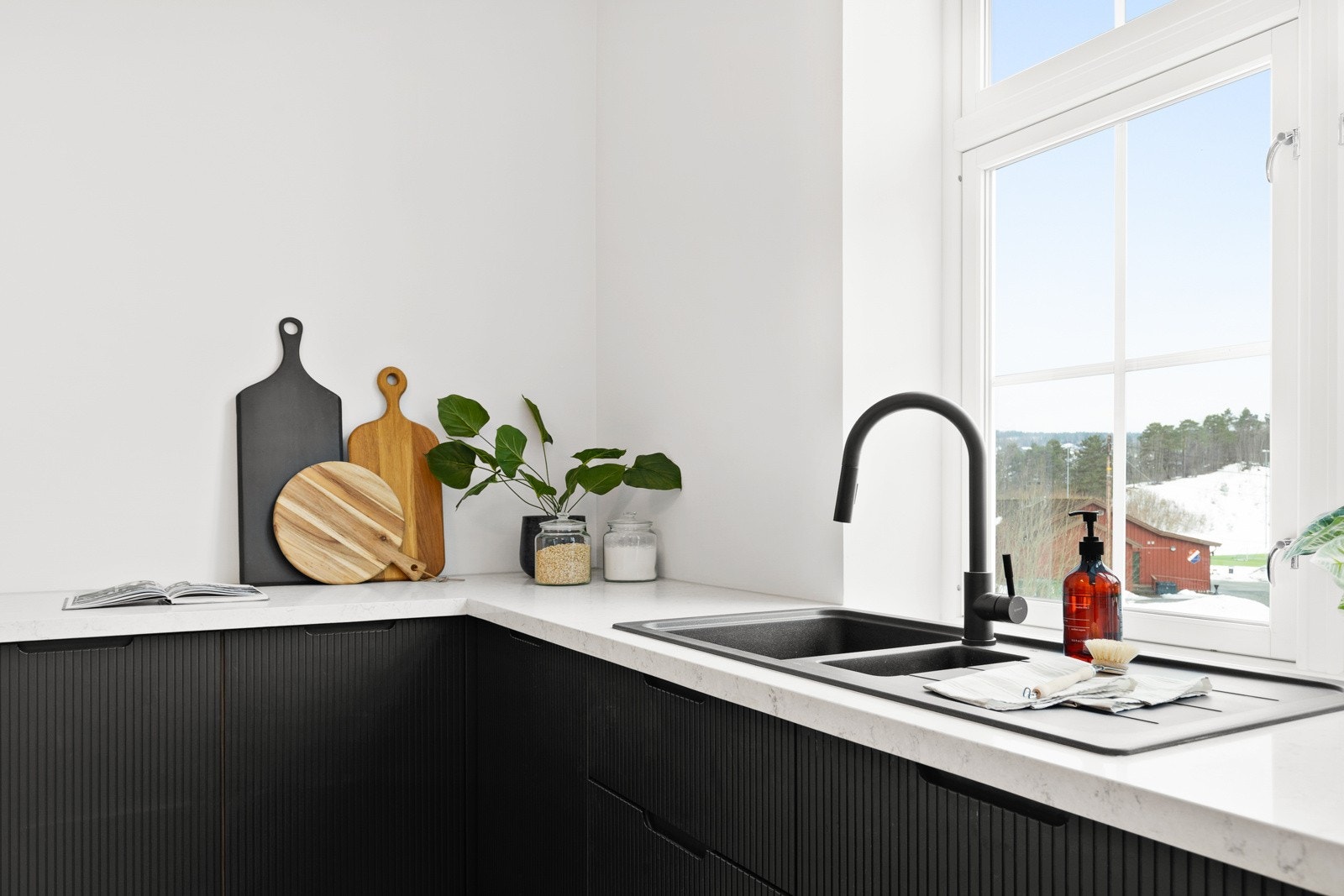 Store vindusflater slipper inn rikelig med naturlig lys Galleribilde