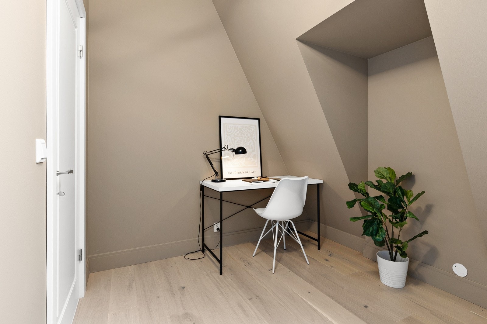 Rommene er malt i lun og innbydende fargetone Galleribilde