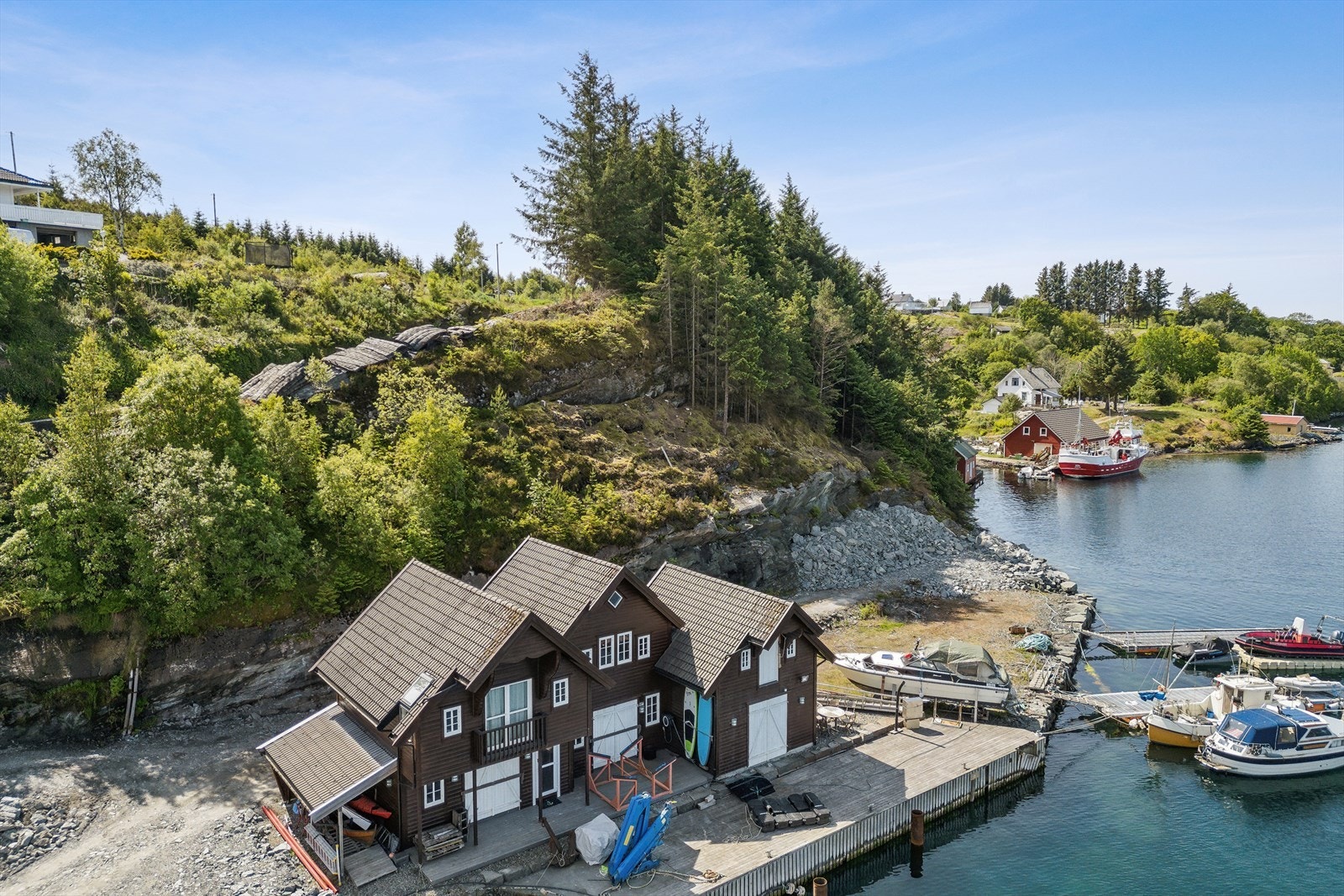 Velkommen ut for å ta deg en titt om ønskelig, eventuelt ring megler for avtale! Galleribilde