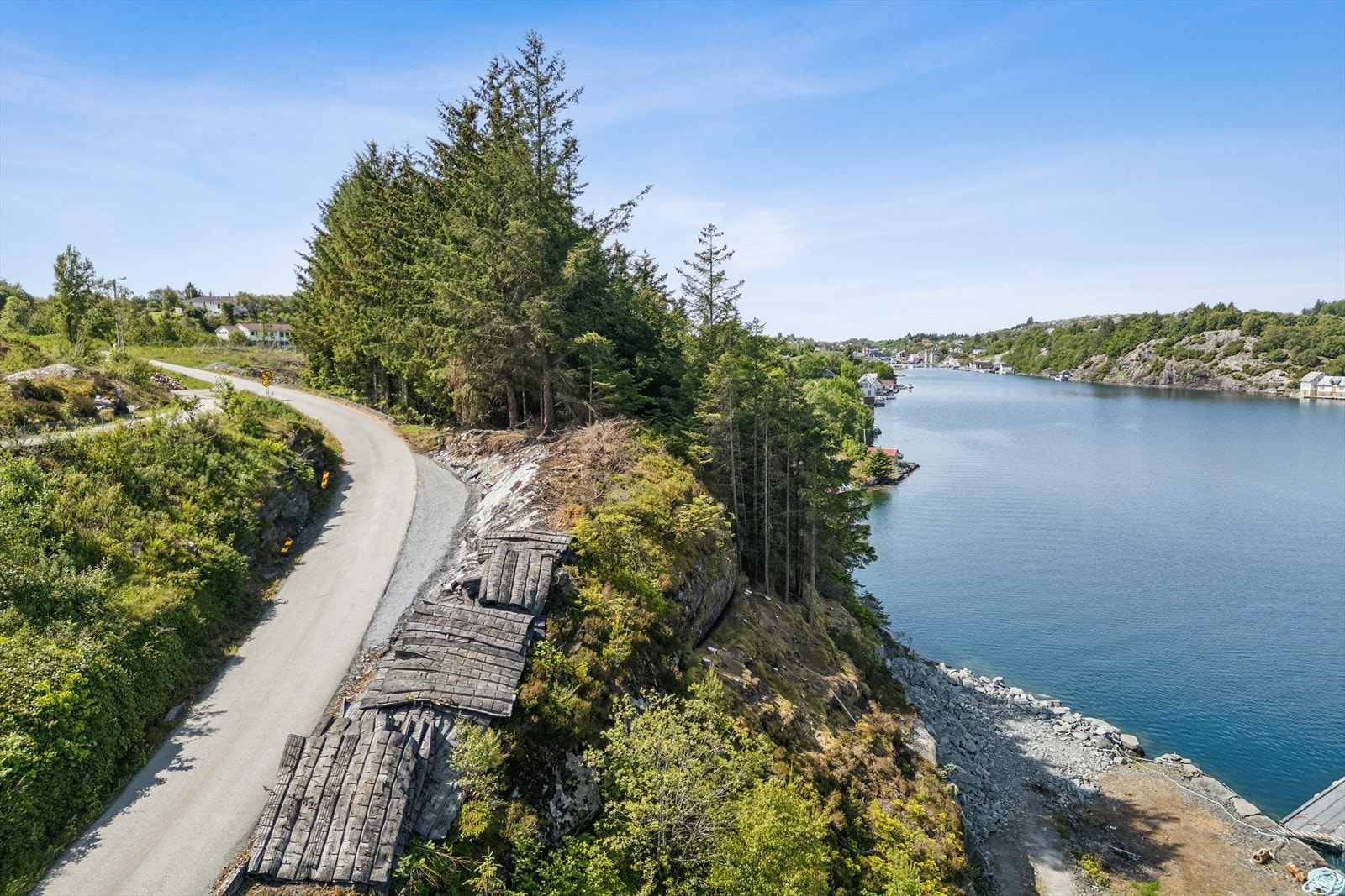 Adkomst via privat vei. Tomteeier er lovforpliktet å kjøpe seg inn i veilaget. Galleribilde