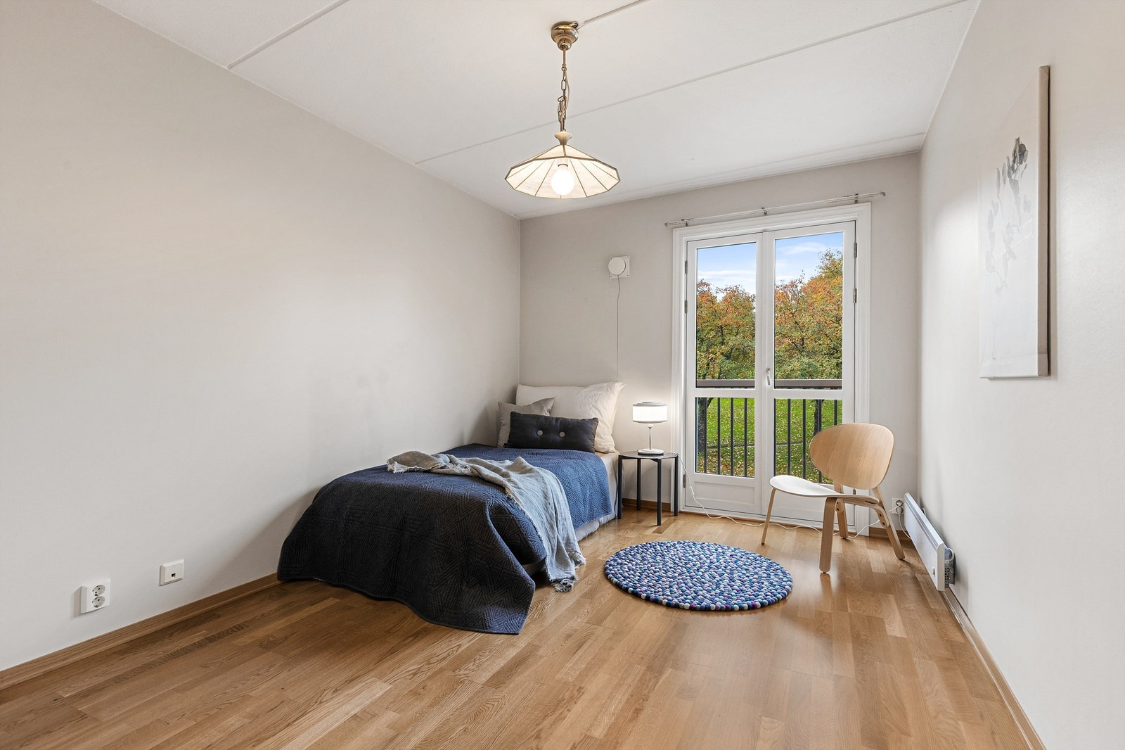 Det andre soverommet er perfekt til gjesterom eller kontor. Her er det fransk balkong. Galleribilde