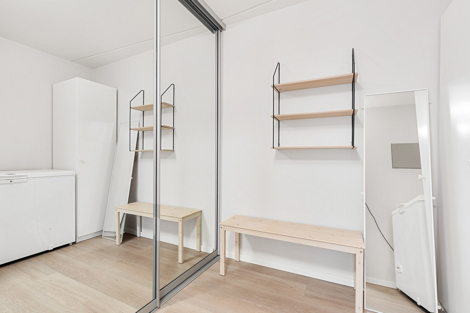 Bod med plassbygd garderobe med speildører. Galleribilde