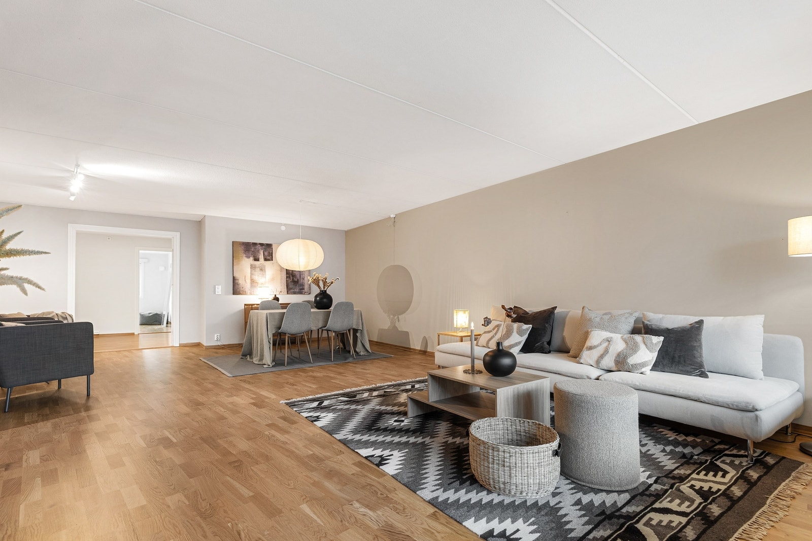 Velkommen til Knud Askers vei 18E, presentert av Pojan Eskandari i Krogsveen! Galleribilde