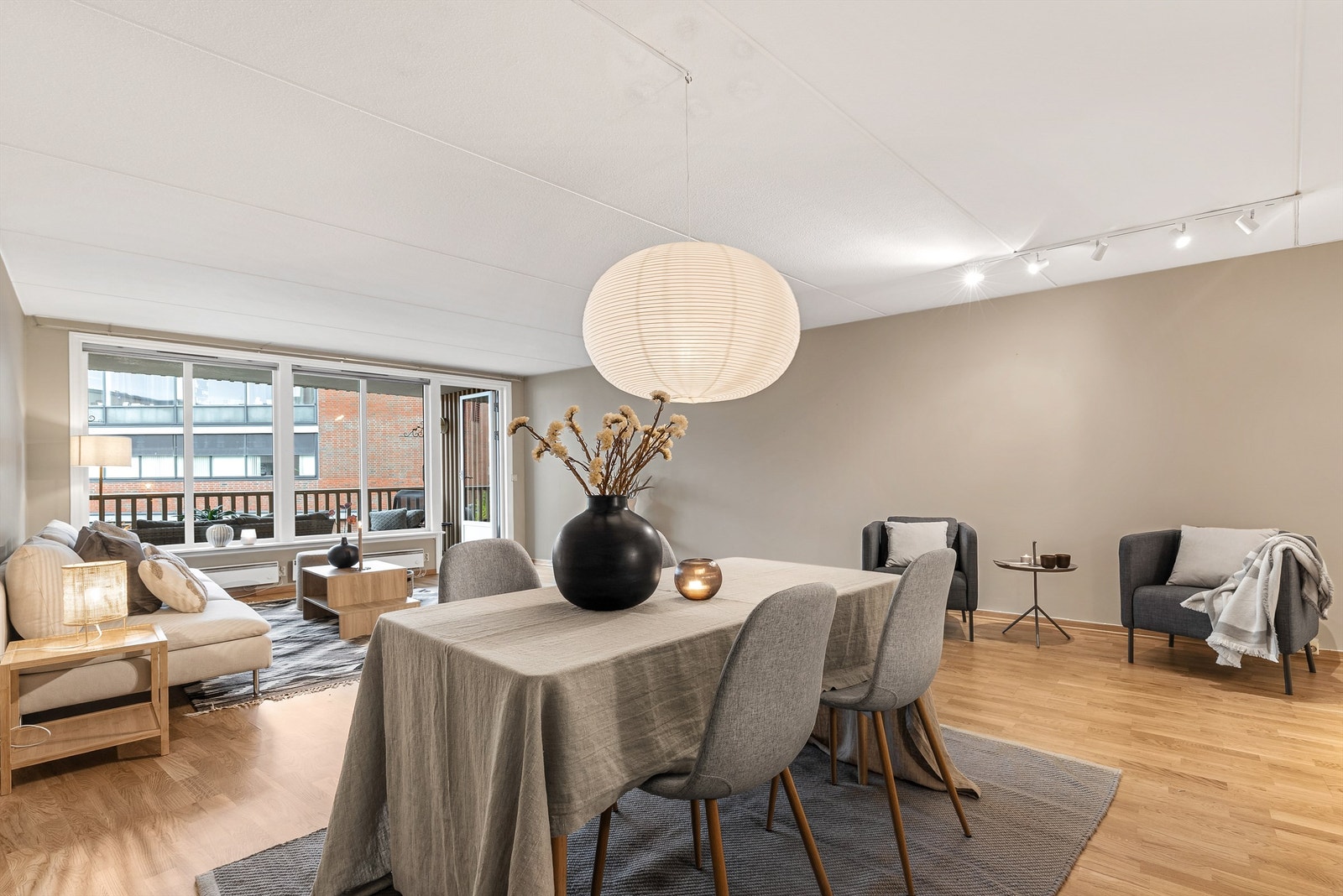 Lys og luftig stue med fleksible møbleringsmuligheter. Galleribilde