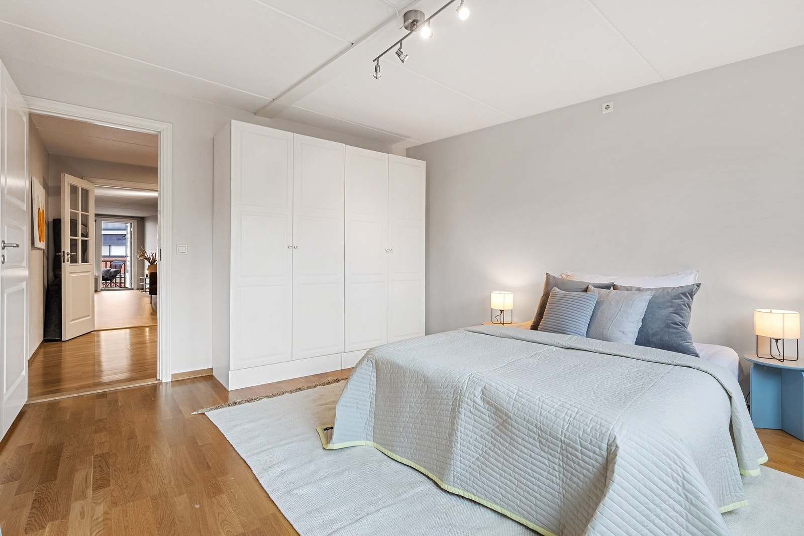 På hovedsoverommet har du god plass til dobbeltseng, og det er gode oppbevaringsmuligheter i garderobeskap. Galleribilde