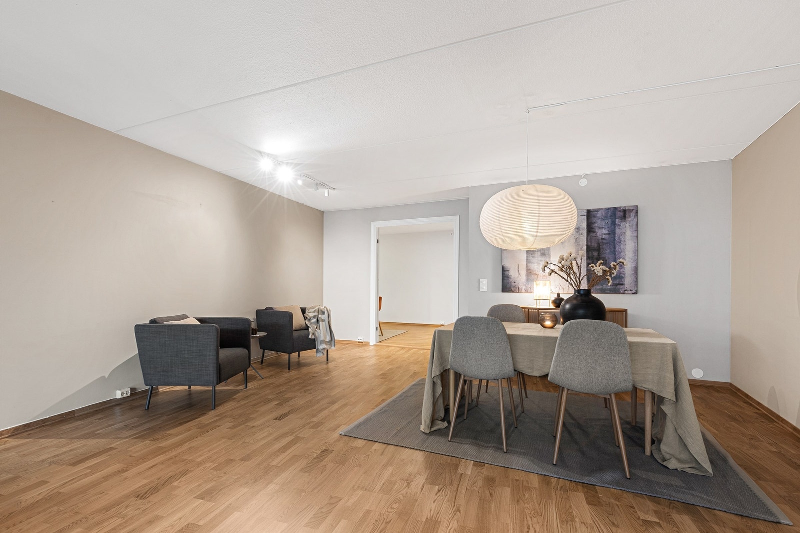 Her har du god plass til lesekrok og spisebord. Galleribilde