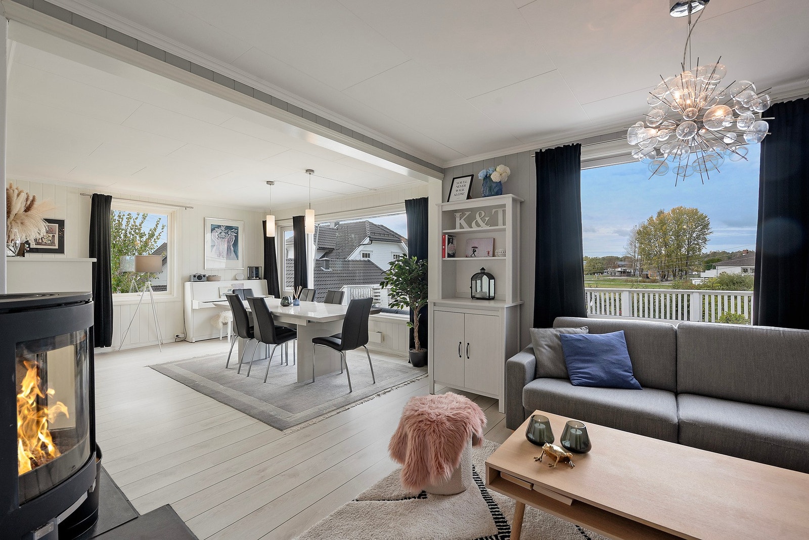 Lys og trivelig stue - legg også merke til peisovn. Perfekt for kalde vinterkvelder Galleribilde