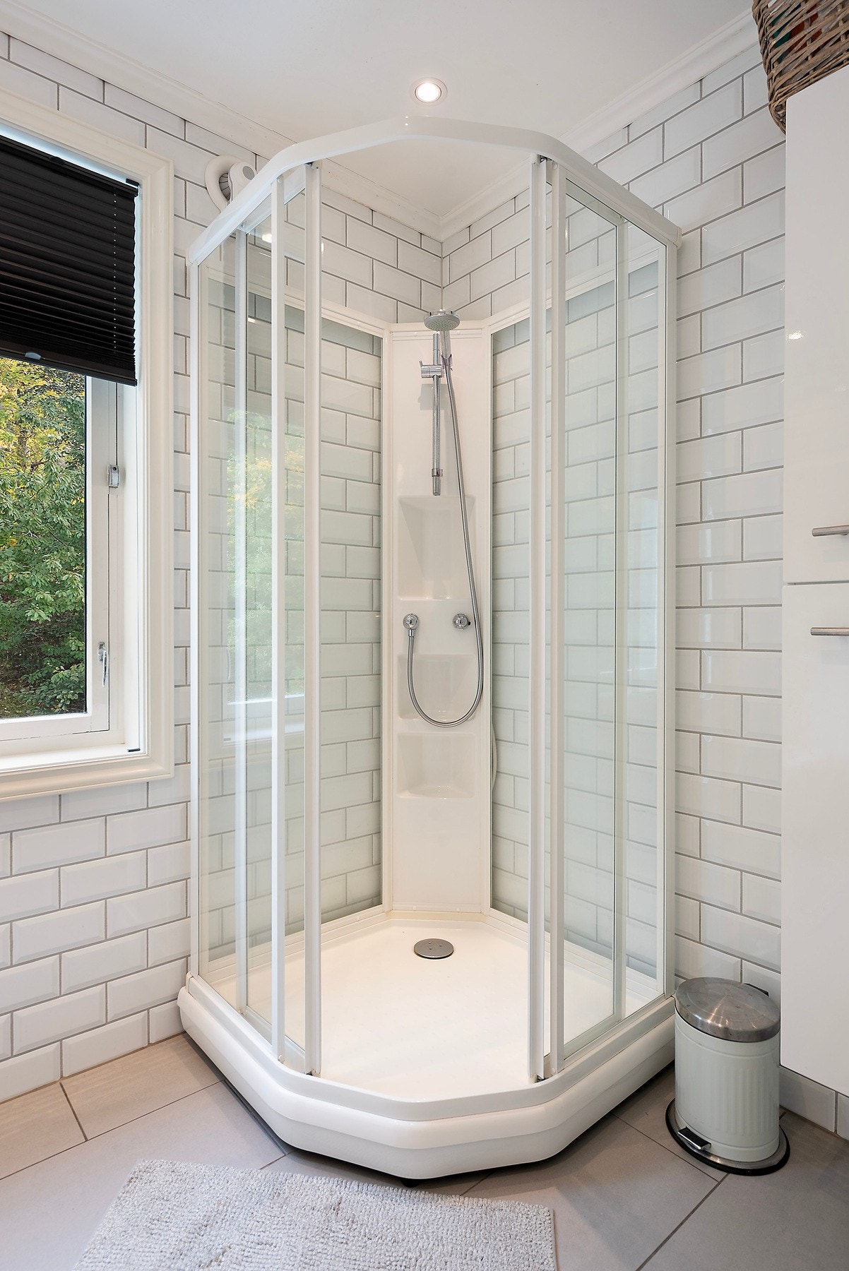 Her er det både dusjkabinett og badekar! Galleribilde