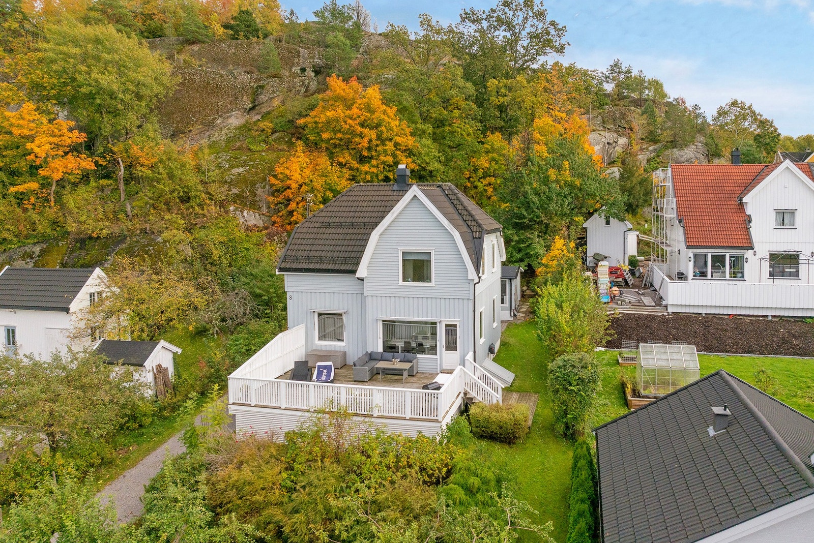 Boligen ligger høyt og fritt i terrenget Galleribilde