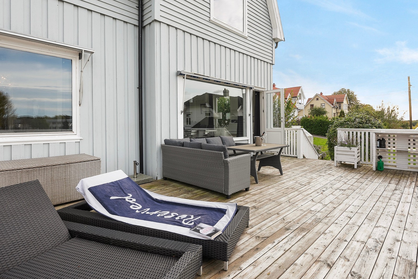 Stor vestvendt terrasse med fantastiske solforhold Galleribilde