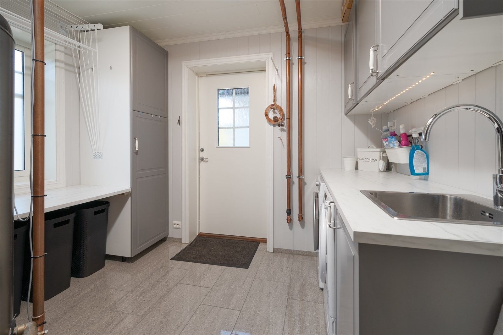 Praktisk vaskerom med egen inngang fra gårdsplass Galleribilde