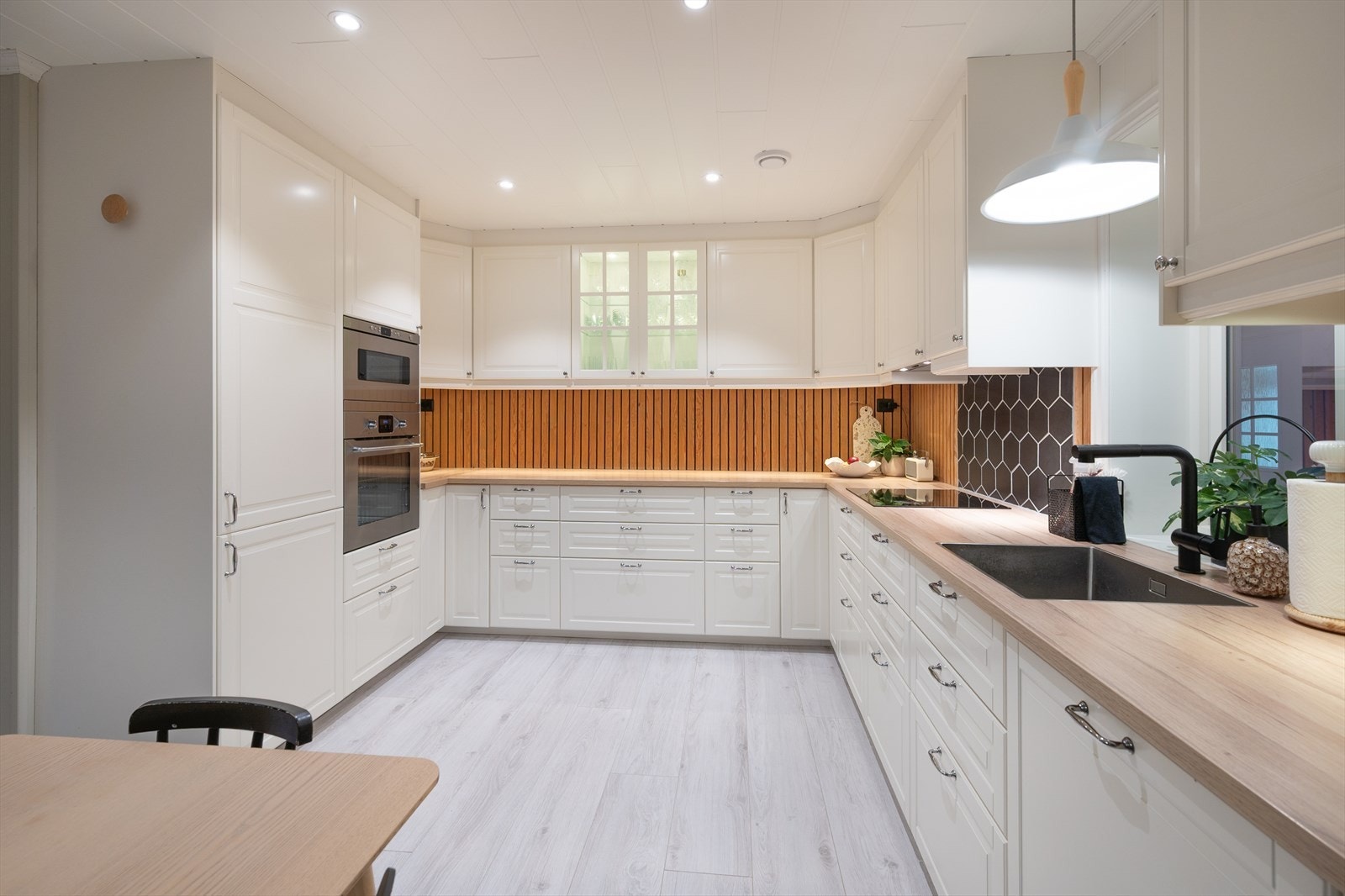 Klassisk kjøkken med alle hvitevarer integrert Galleribilde