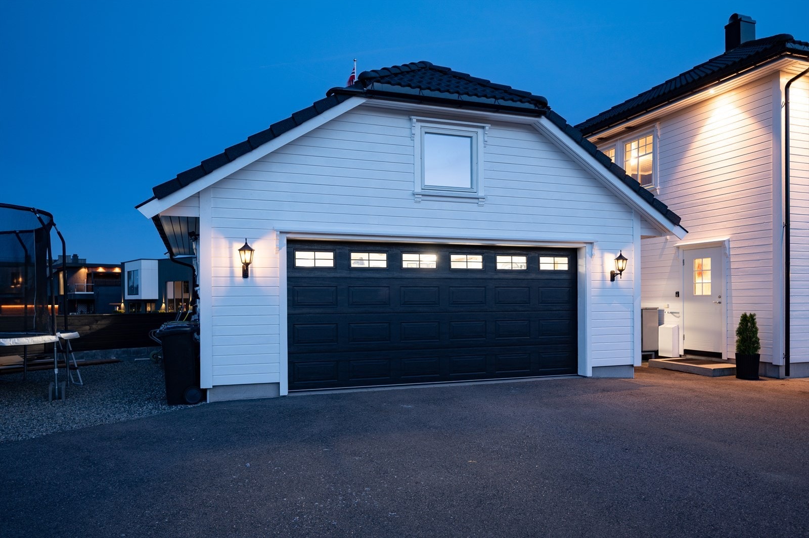 Dobbel garasje med automatisk port og isolert loft Galleribilde