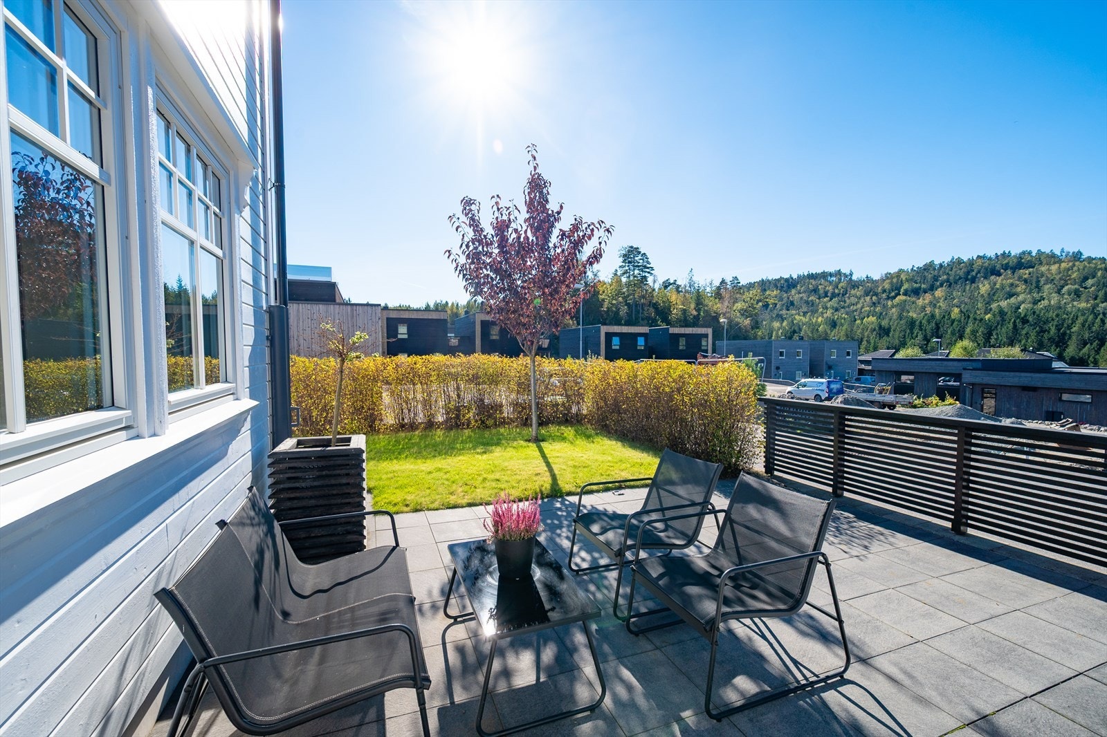 Vestvendt platting med utrekkbar levegg Galleribilde