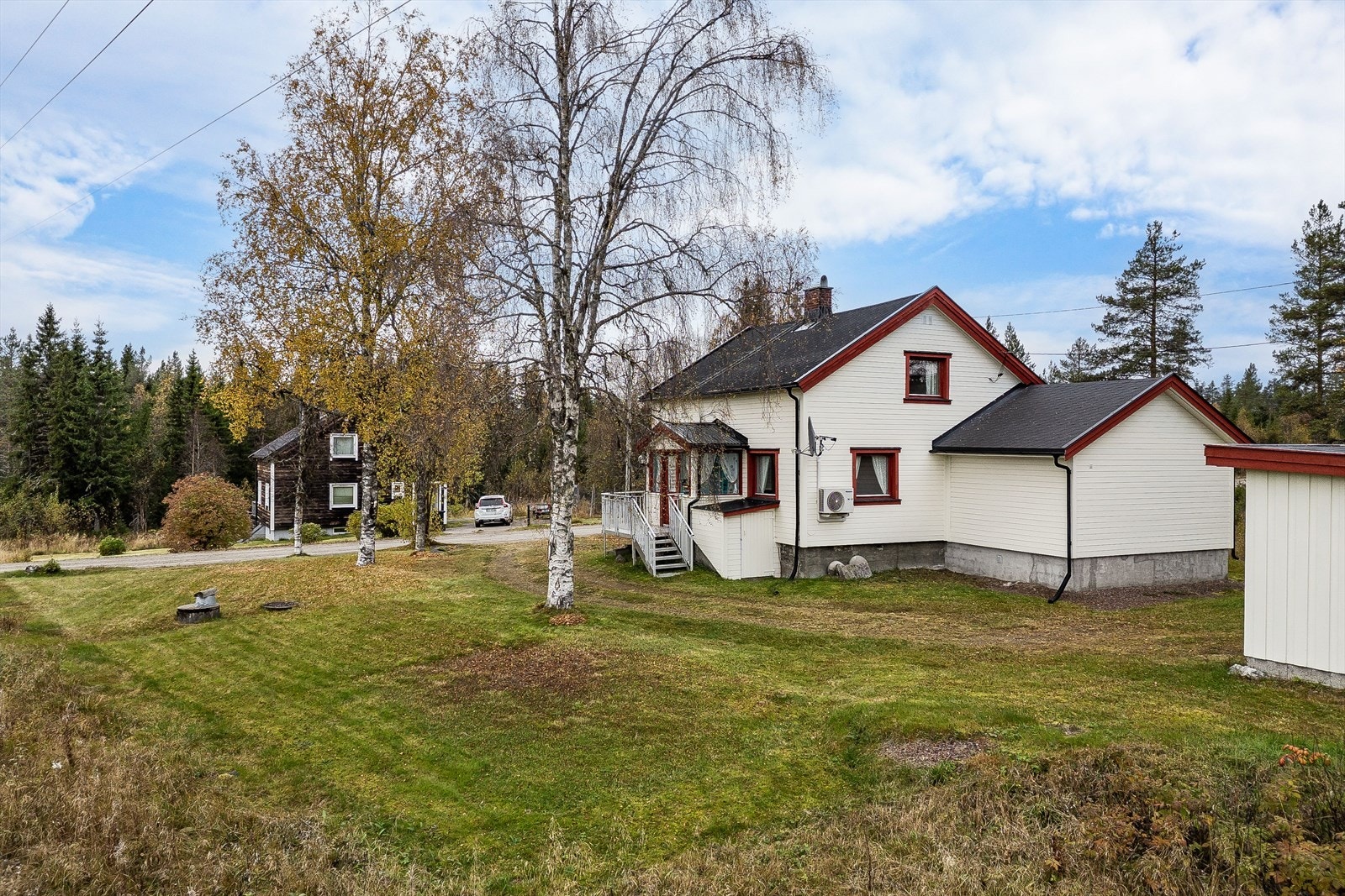 Kun ca. 400 meter unna finner du Tørberget samfunnshus som er et viktig samlingspunkt i bygda, med aktiviteter som bingo, trimdans og loppemarked. Hver sommer, siste helg i juli, arrangeres Tørbergsdagene som er et populært arrangement. Galleribilde