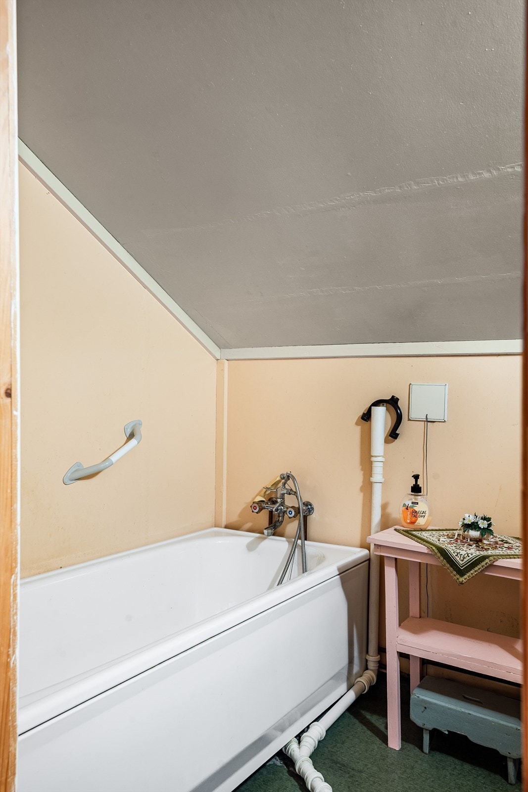 Baderommet er utstyrt med badekar, gulvstående toalett og vegghengt servant. Galleribilde