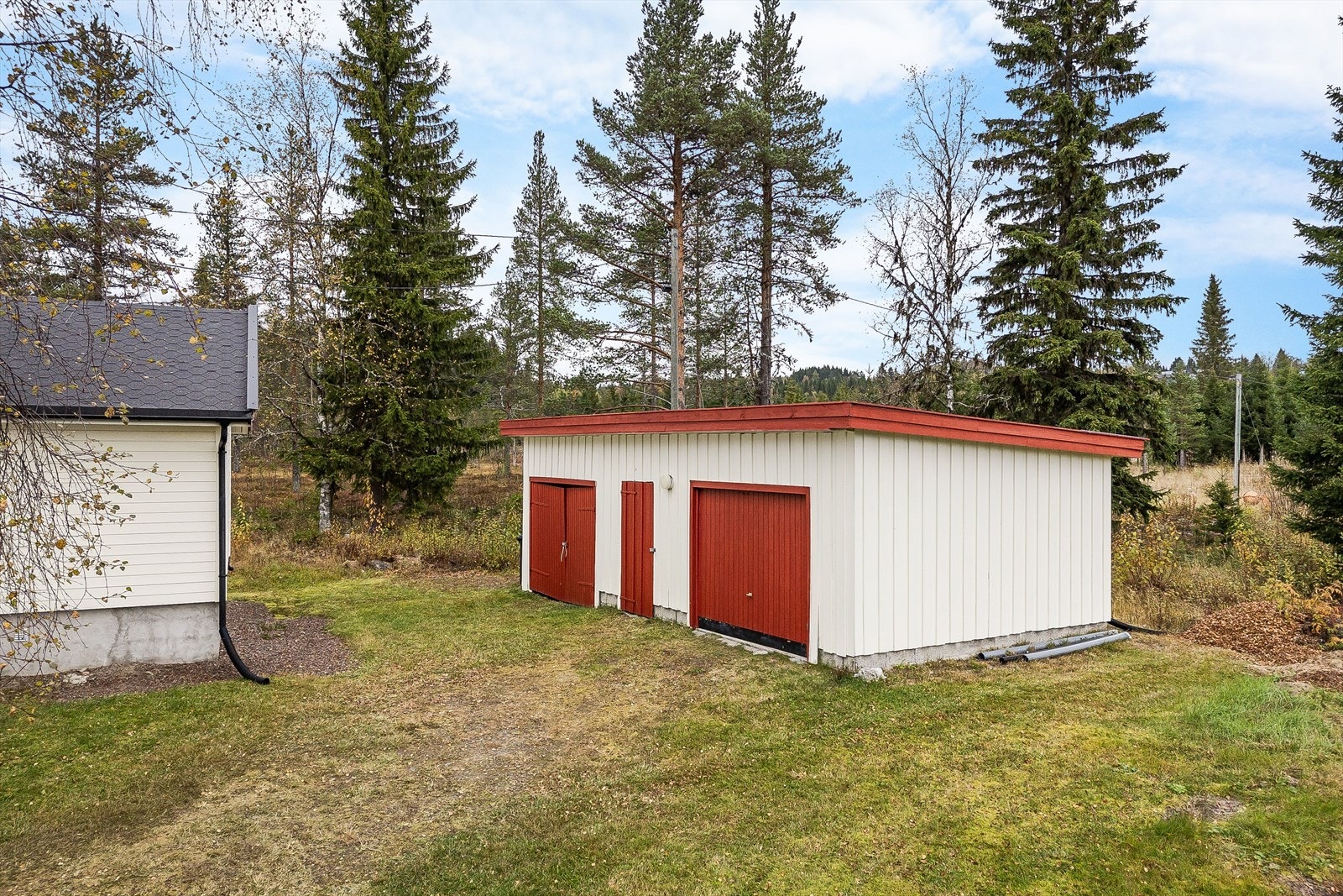 Eiendommen er også bebygd med en garasje fra 1994 på 42m² som består av to garasjerom og bod. Galleribilde