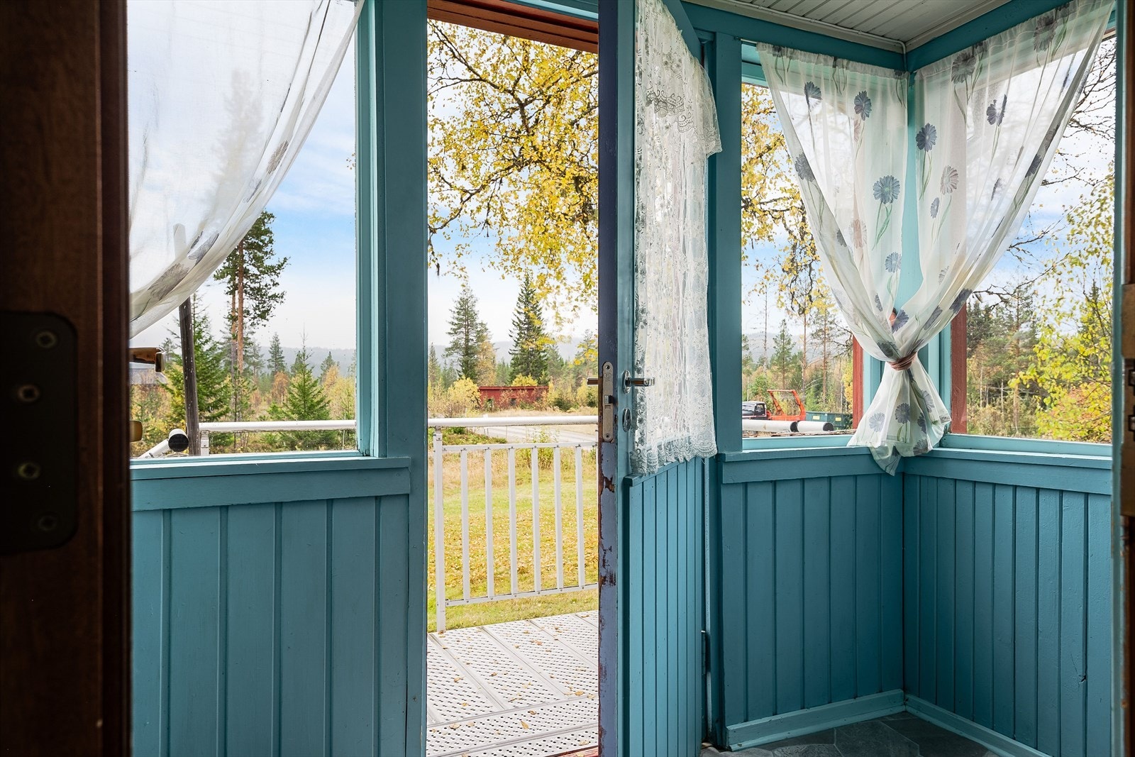 Når du entrer boligen kommer du inn i en sjarmerende entré med store vinduer. Galleribilde