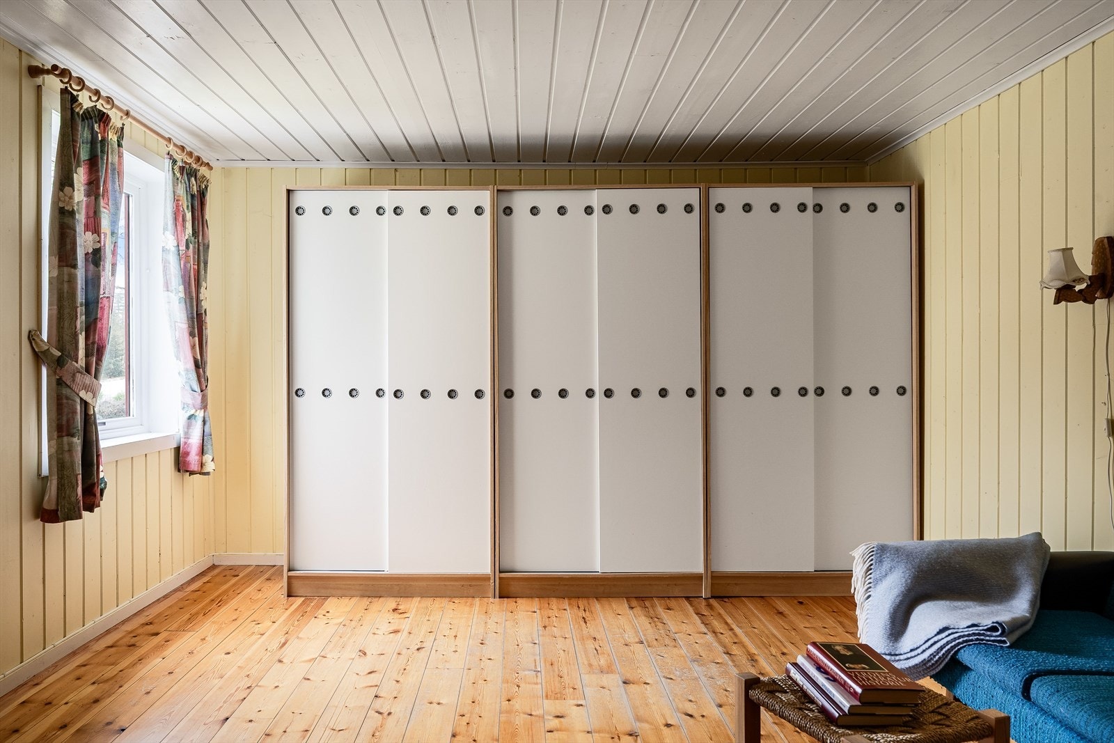På soverommet er det god oppbevaringsplass i 3 skyvedørsgarderober som medfølger i handelen. Galleribilde