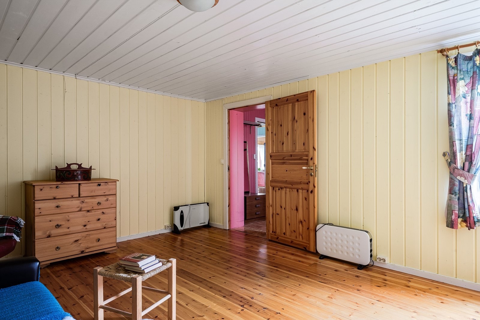 Soverommet som ble tilbygget i 2002/03 har lakkerte tregulv og overflater malt i en fin lys gulfarge. Galleribilde