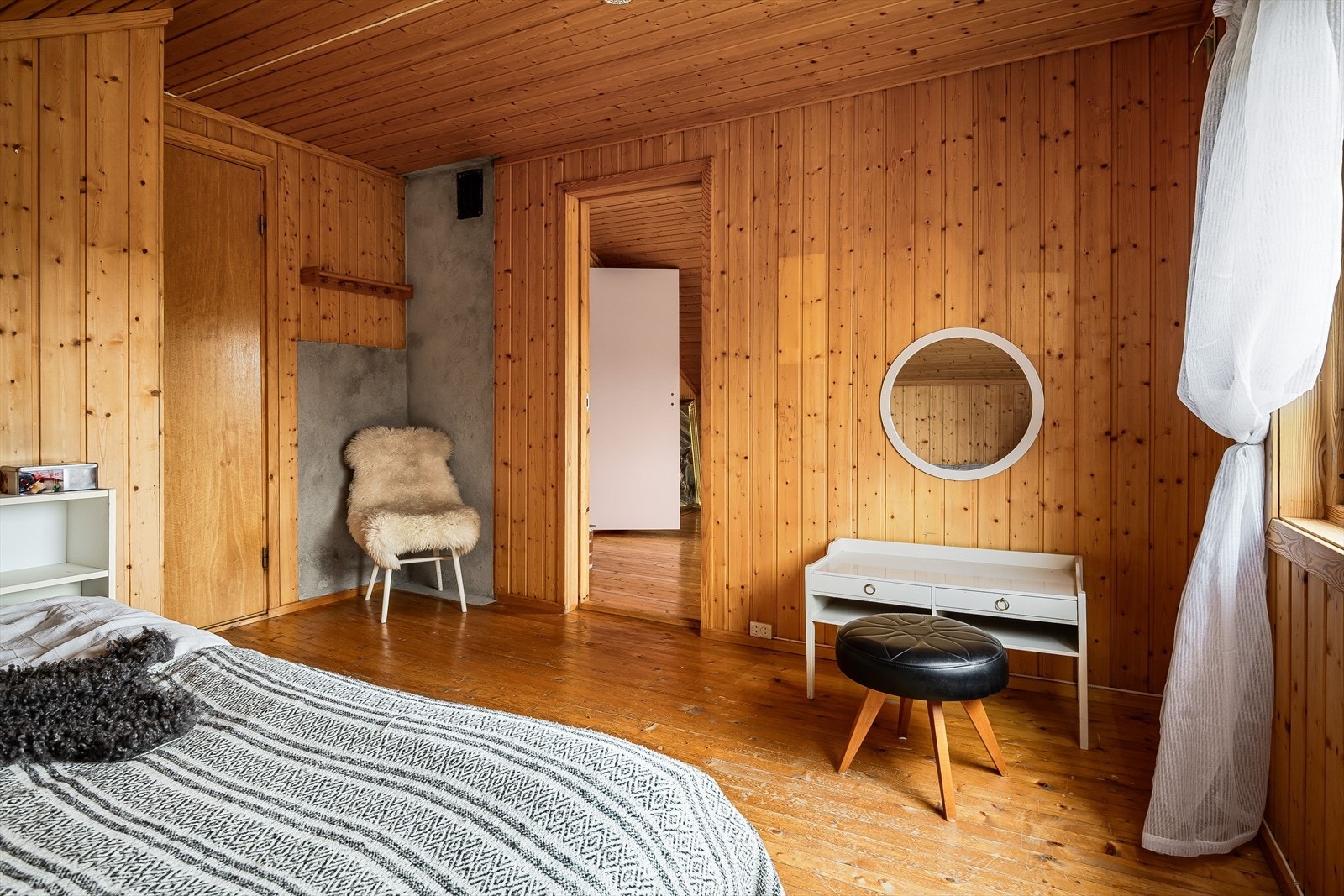 Soverommet har sjarmerende tregulv og overflater med trepanel. Galleribilde
