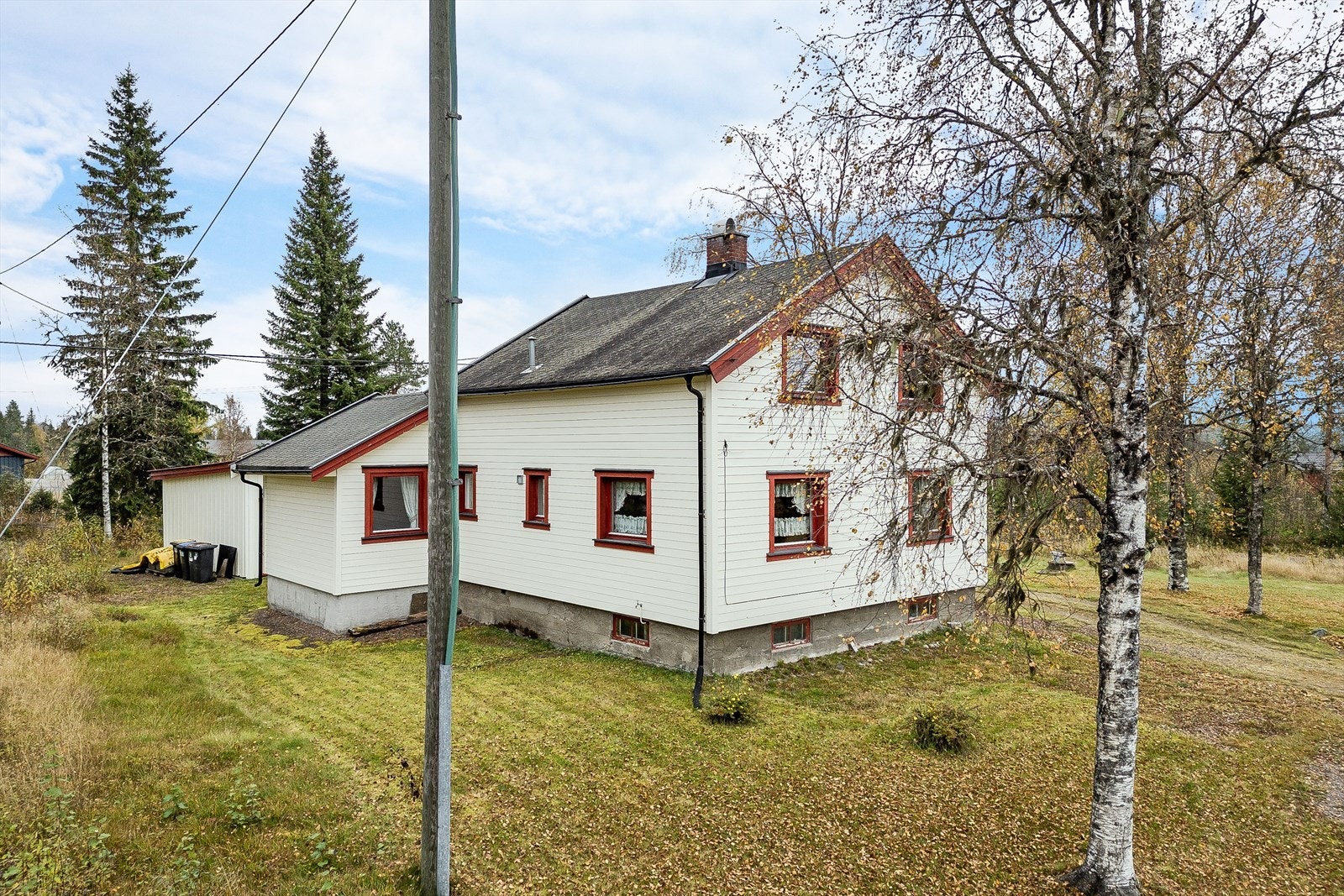 Fra eiendommen er det ca. 11 km til matbutikk i Søre Osen med post-i-butikk og bensinpumpe. Det er ca. 25 km til Innbygda sentrum og et bredt utvalg av servicetilbud. Galleribilde