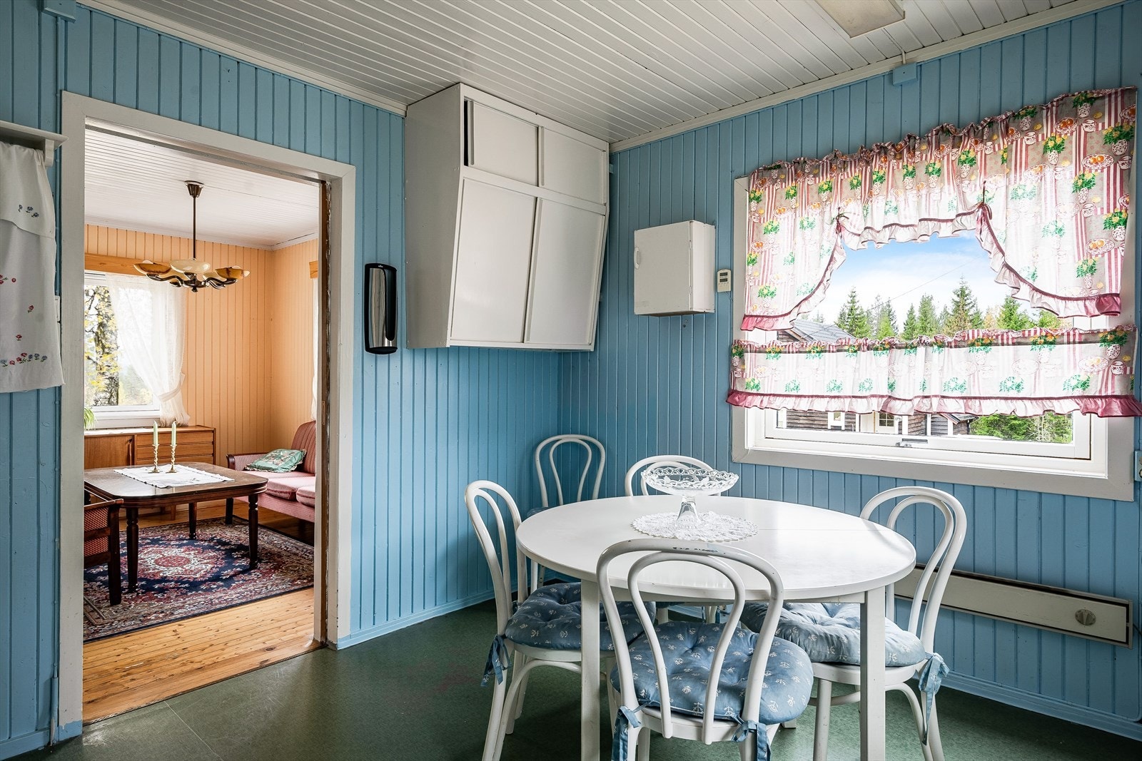 på kjøkkenet er det god plass til et spisebord som gjør at også kjøkkenet blir et naturlig oppholdsrom og samlingspunkt. Galleribilde