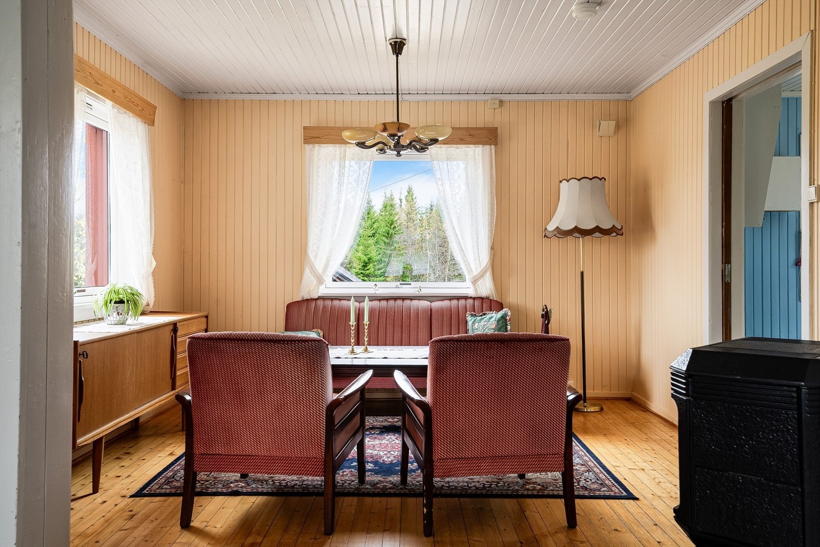 Boligen har to koselig stuer ved siden av hverandre. Galleribilde