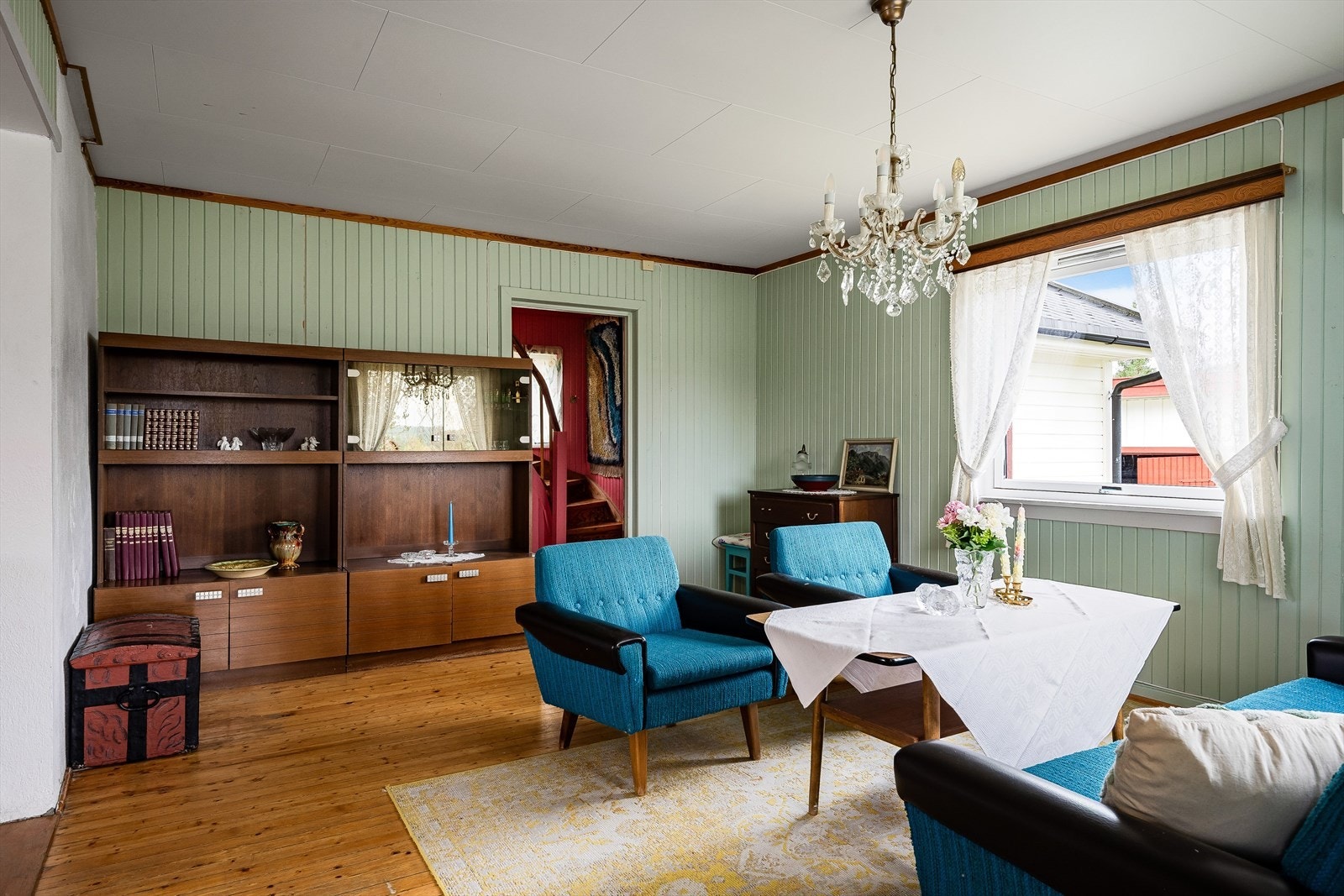 Videre kommer du inn til den ene stuen. Boligen har en god planløsning over to plan med 3 oppholdsrom, soverom og baderom i 1. etasje. Galleribilde