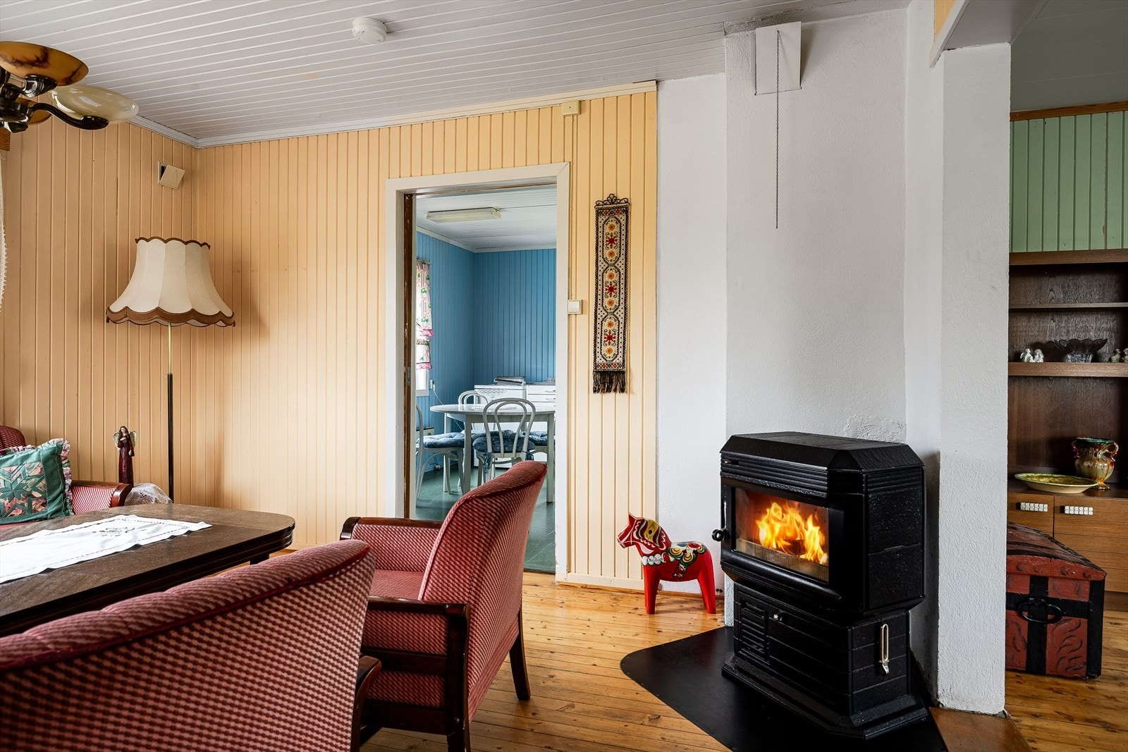 I hjørnet av stuen er det en kombinert ved-/parafinovn i stue 1. etasje med dagtank montert i gangen. Det gjøres oppmerksom på at det fra 01.01.2020 ble det innført forbud mot bruk av parafin til oppvarming. Galleribilde