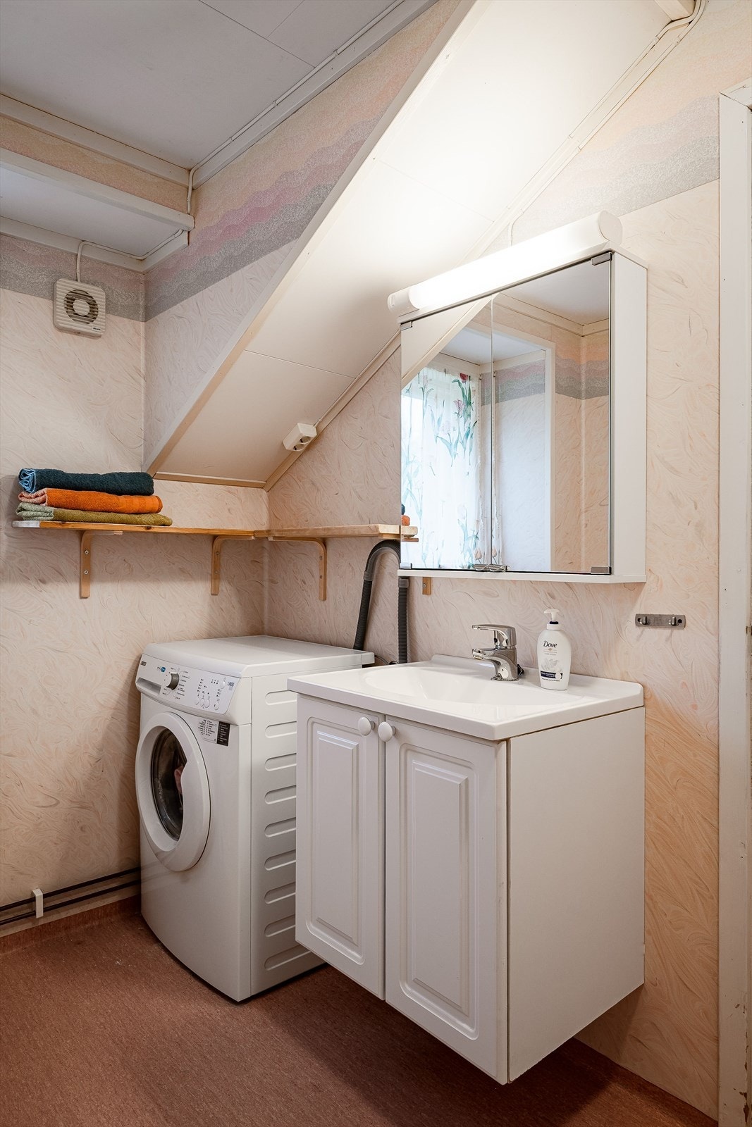 I hjørnet er det plass og opplegg for vaskemaskin. Galleribilde