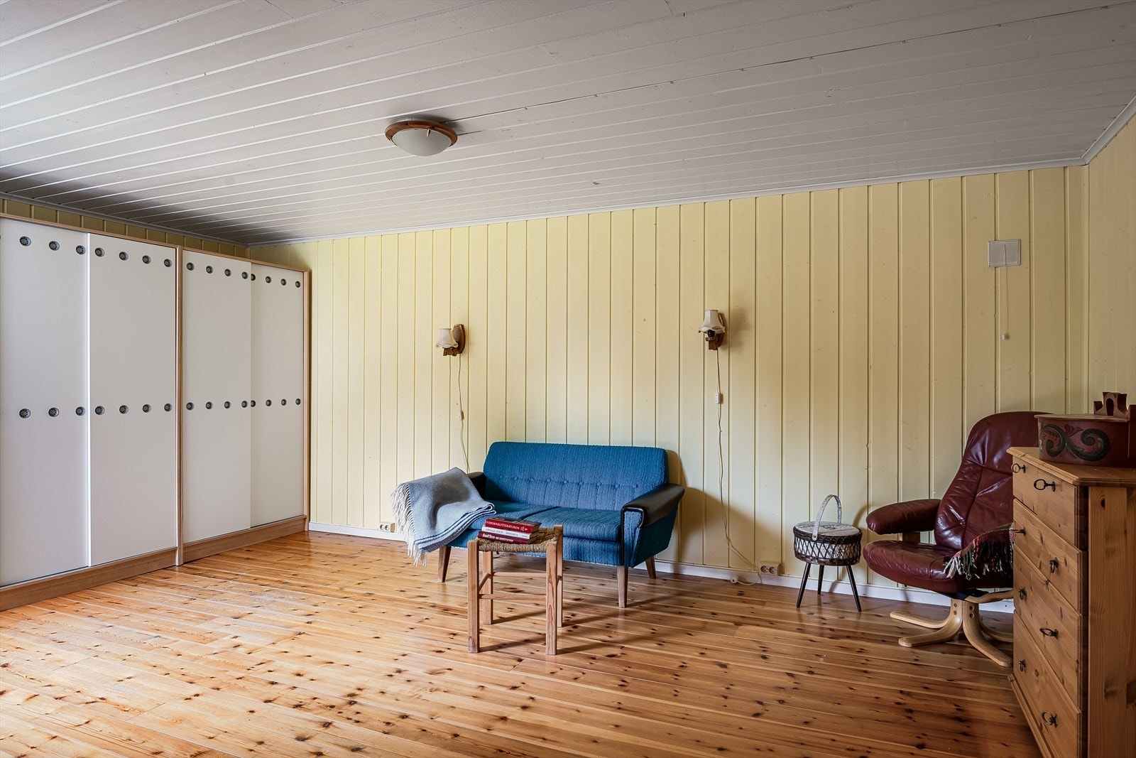 Boligen ble tilbygget med et stort soverom i 1. etasje i 2002/03. I tillegg er det 3 soverom i boligens 2. etasje. Galleribilde