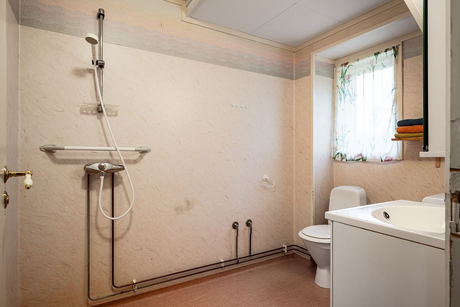 Eldre baderom fra ca. 1990 i 1. etasje. Baderommet har belegg på gulv, elektrisk gulvvarme, våtromsbelegg på veggene og mekanisk ventilasjon med ventil på yttervegg. Galleribilde