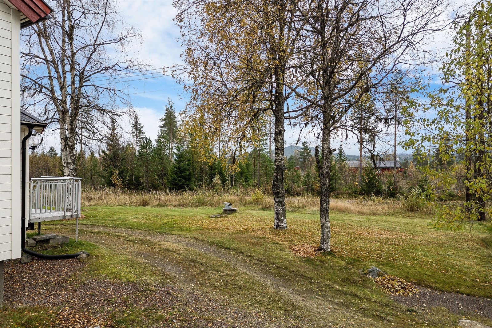Eiendommen har en landlig beliggenhet i Tørberget i Trysil kommune. Et rolig og usjenert område preget av landbruk, spredt boligbebyggelse og nærhet til naturen. Her bor du med enkel tilgang til flotte turområder og langrennsløyper om vinteren. Galleribilde