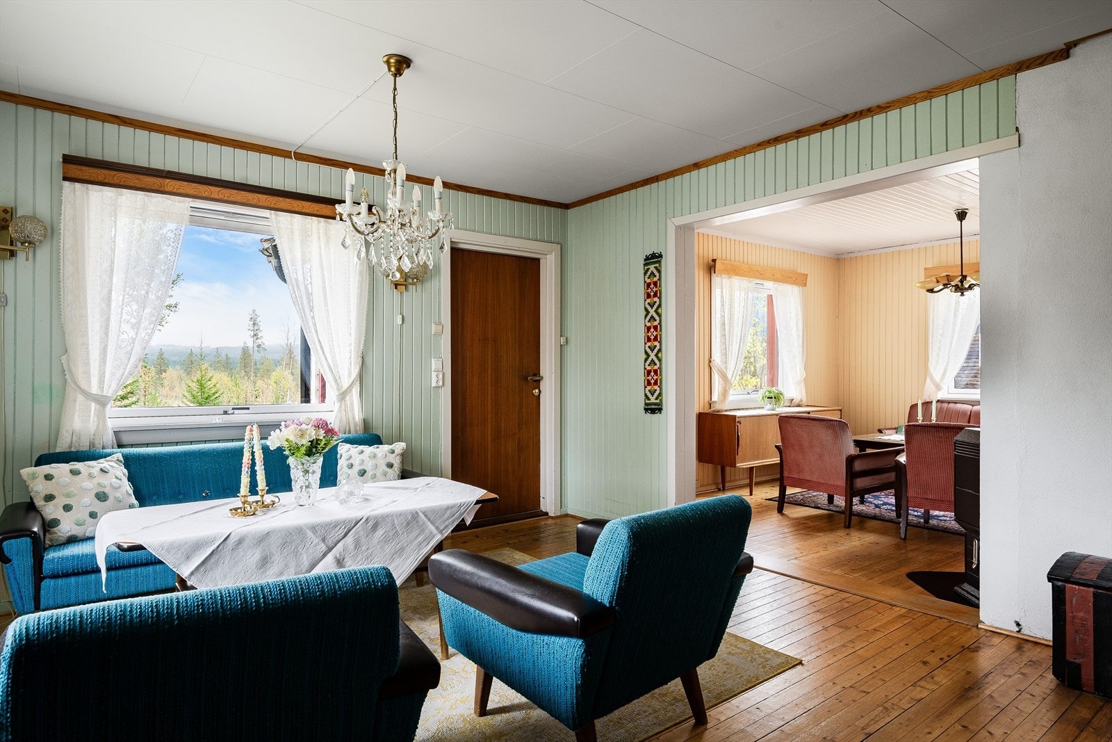 Stuen har store vinduer som slipper inn rikelig med naturlig lys, samt åpner opp for den naturskjønne utsikten. Galleribilde