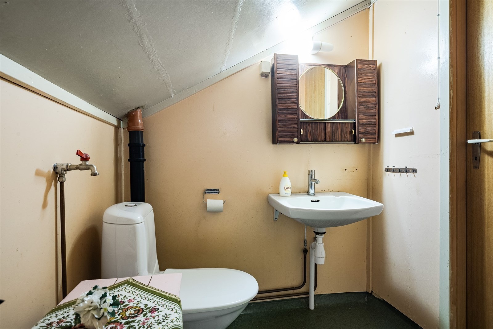 Eldre baderom med ukjent alder, opplyst fra tidlig 1970-tallet. Baderommet har ikke vært i bruk i senere tid og det på påregnes oppgraderinger for å tilfredsstille dagens krav. Galleribilde