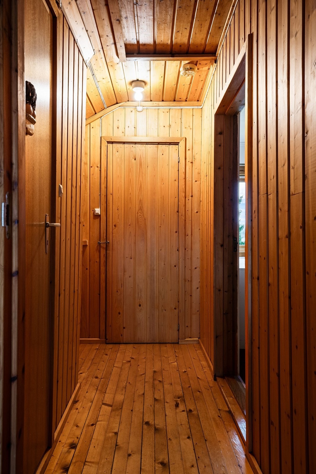 Gang/trapperom i 2. etasje med adkomst til to av soverommene, baderom og en bod. Galleribilde