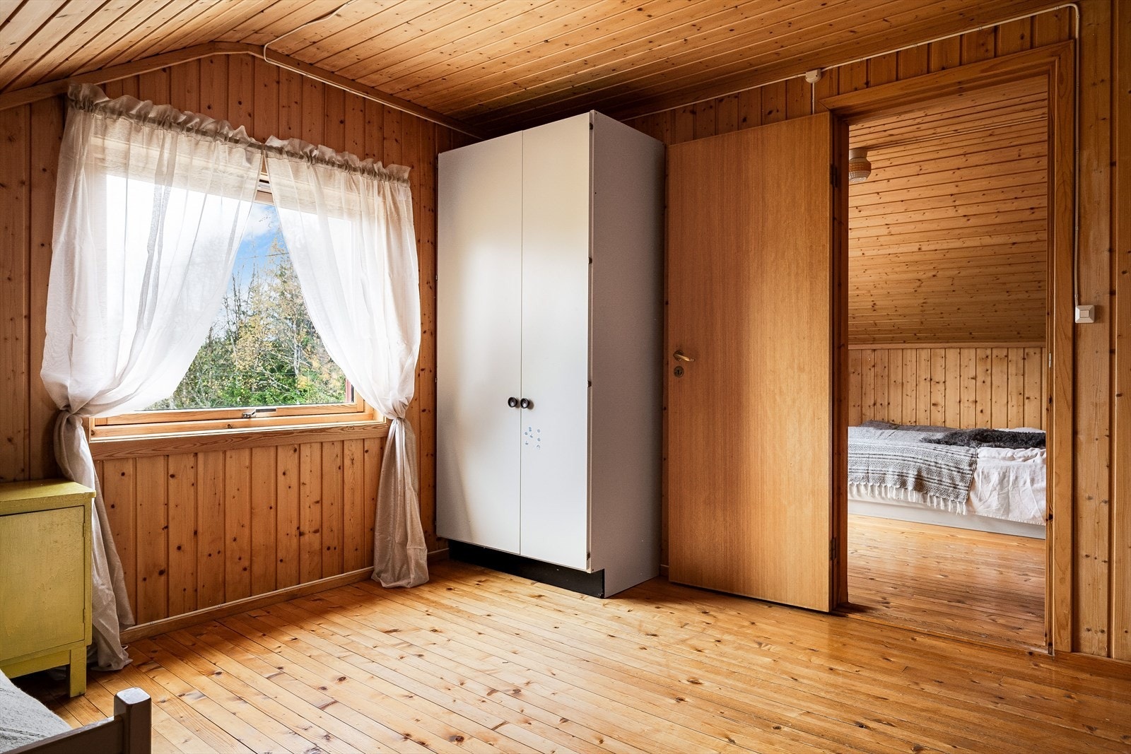 På soverommet er det plass til seng, kontorpult, samt oppbevaringsplass i medfølgende garderobeskap. Galleribilde