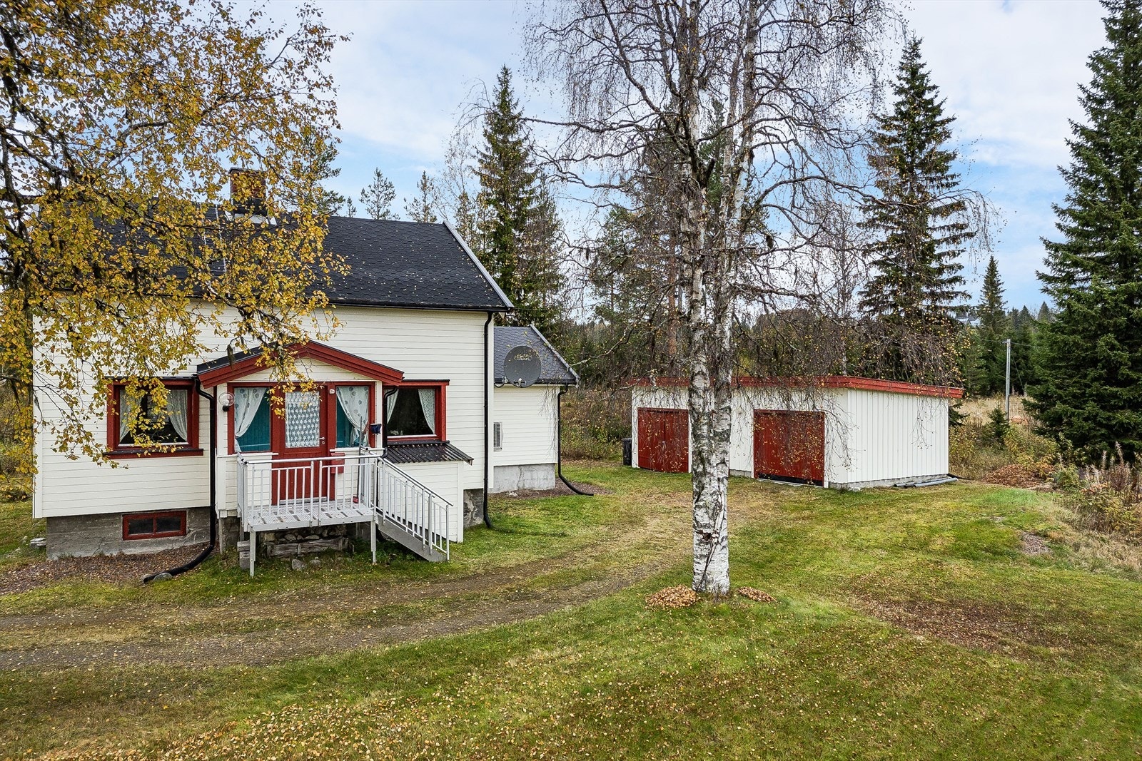 En stor eiendom på ca. 6,6 mål som består av et bebygd tun og ca. 3,5 mål produktiv skog. Eiendommen "Lysfoss" er bebygd med en eldre enebolig og en garasje på 42m² som består av 2 garasjerom og bod. Galleribilde