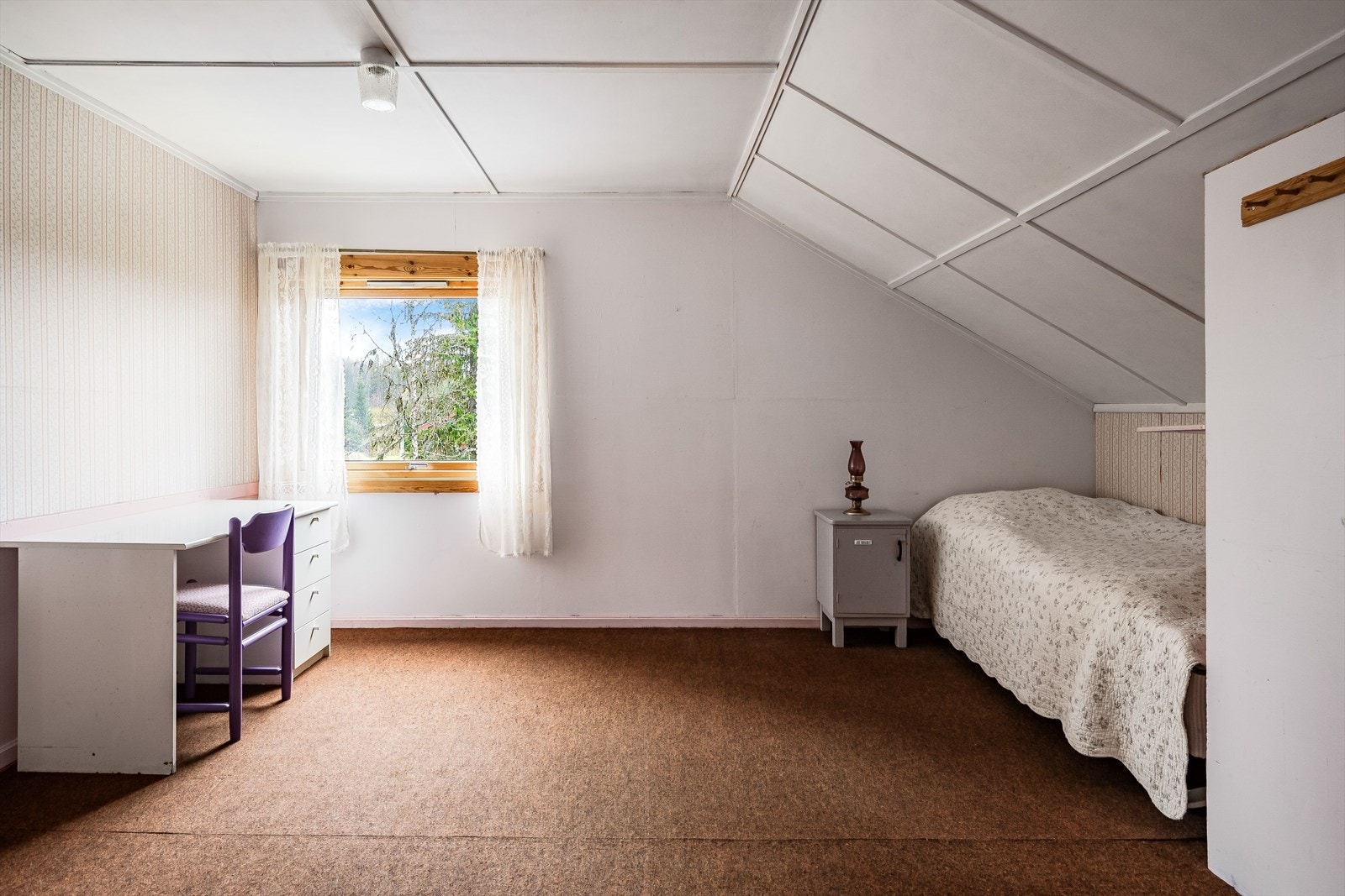 På soverommet er det god plass til både seng, kontorpult og garderobeløsninger - alt etter eget ønske og behov. Galleribilde