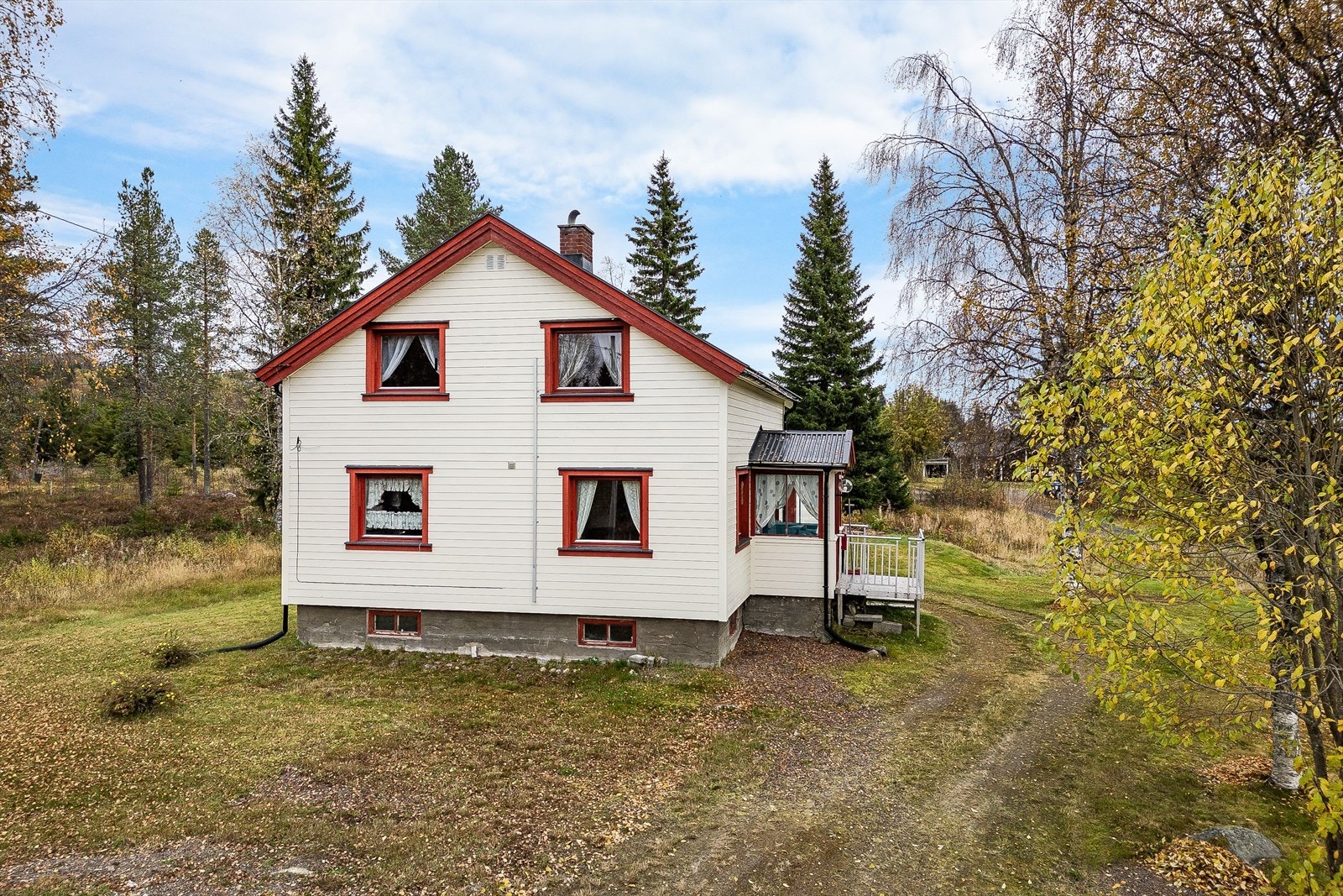 Relativt flat tomt. Tomten er opparbeidet med plen, og noe beplantning. Forøvrig naturtomt med ca. 3,5 daa produktiv skog. Galleribilde