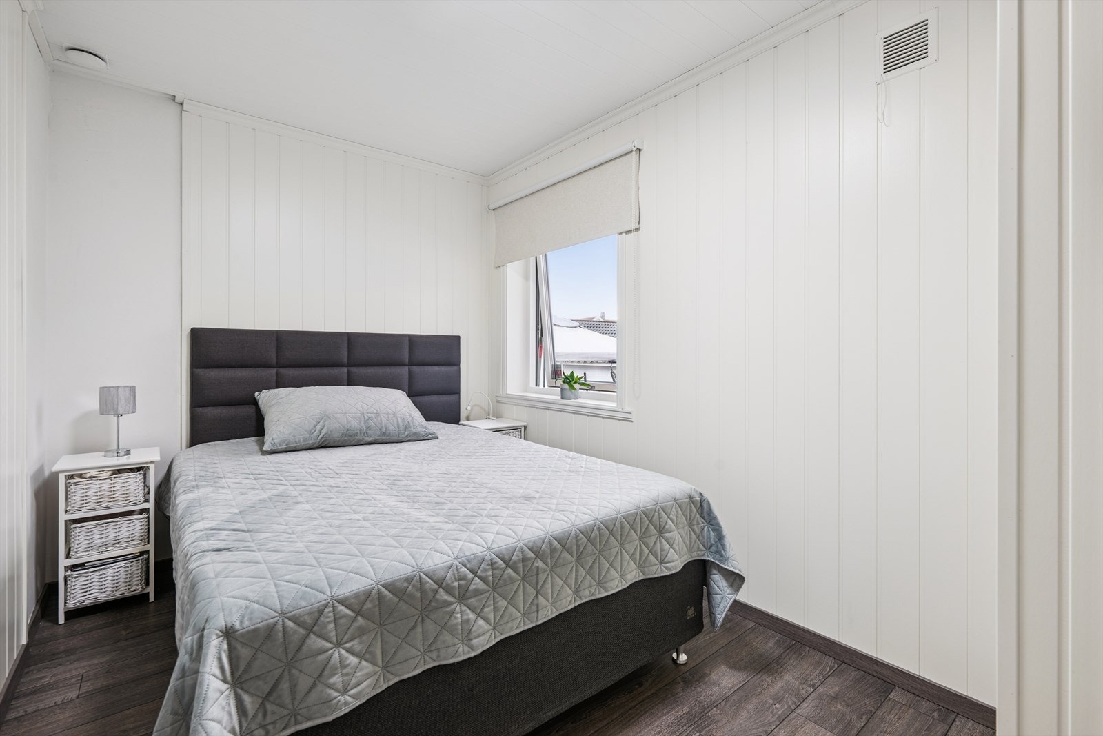 Lyst og pent soverom med plass til dobbeltseng Galleribilde