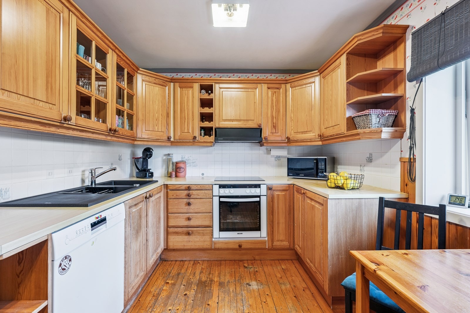 Her er det godt med skap- og benkeplass. Integrerte hvitevarer medfølger Galleribilde