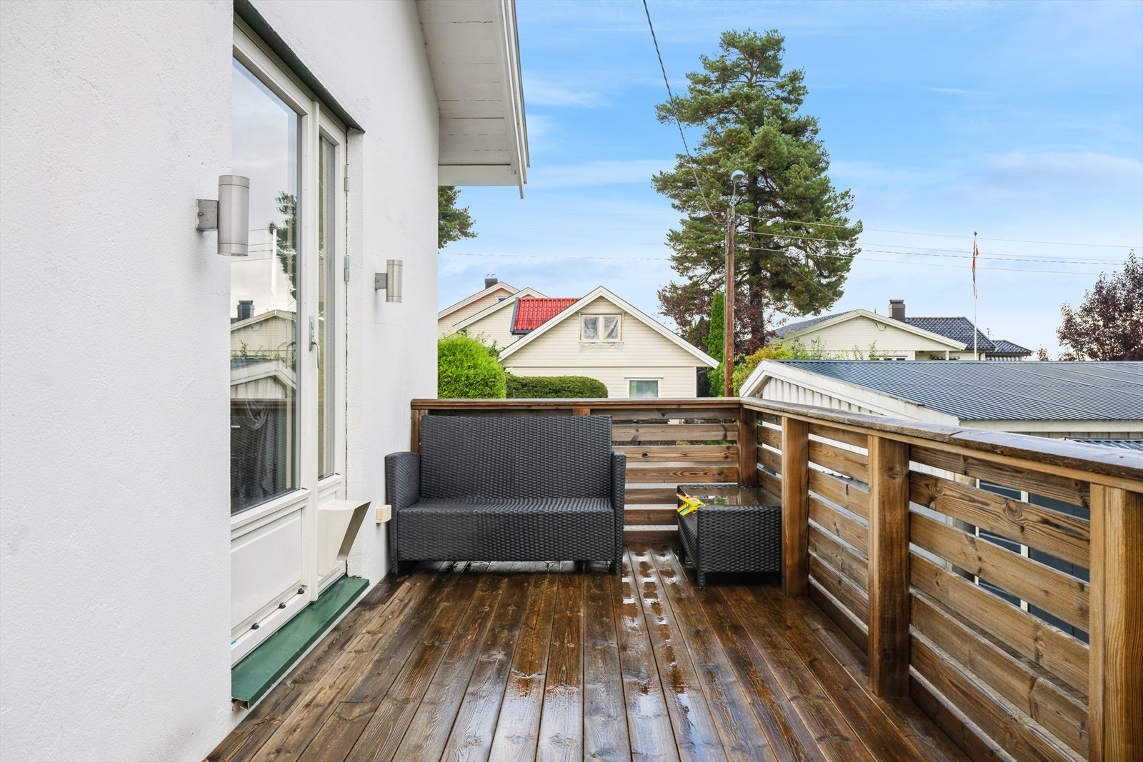 Terrasse med utgang fra stuen. Galleribilde
