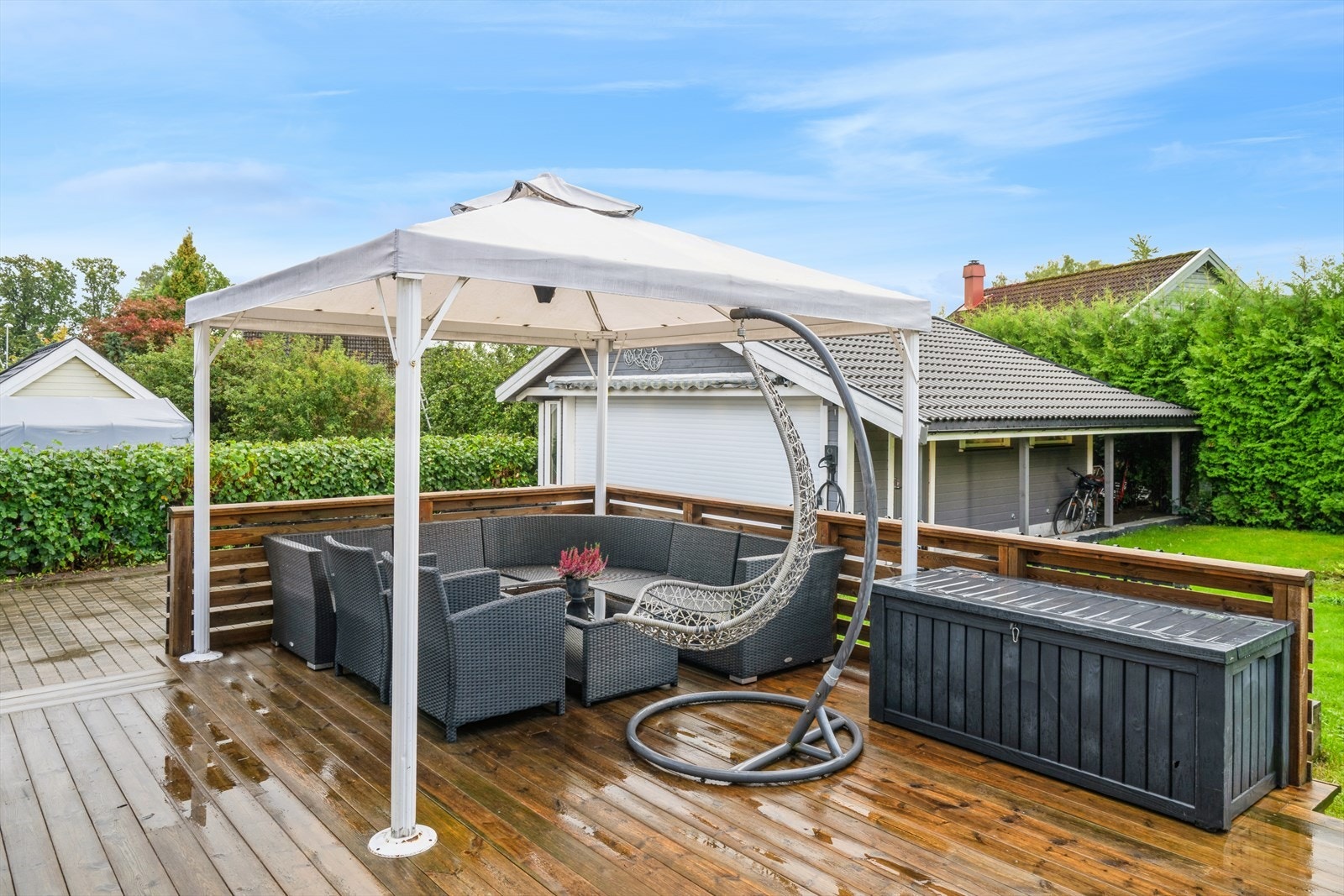 Romslig terrasse med god plass til utemøbler. Galleribilde