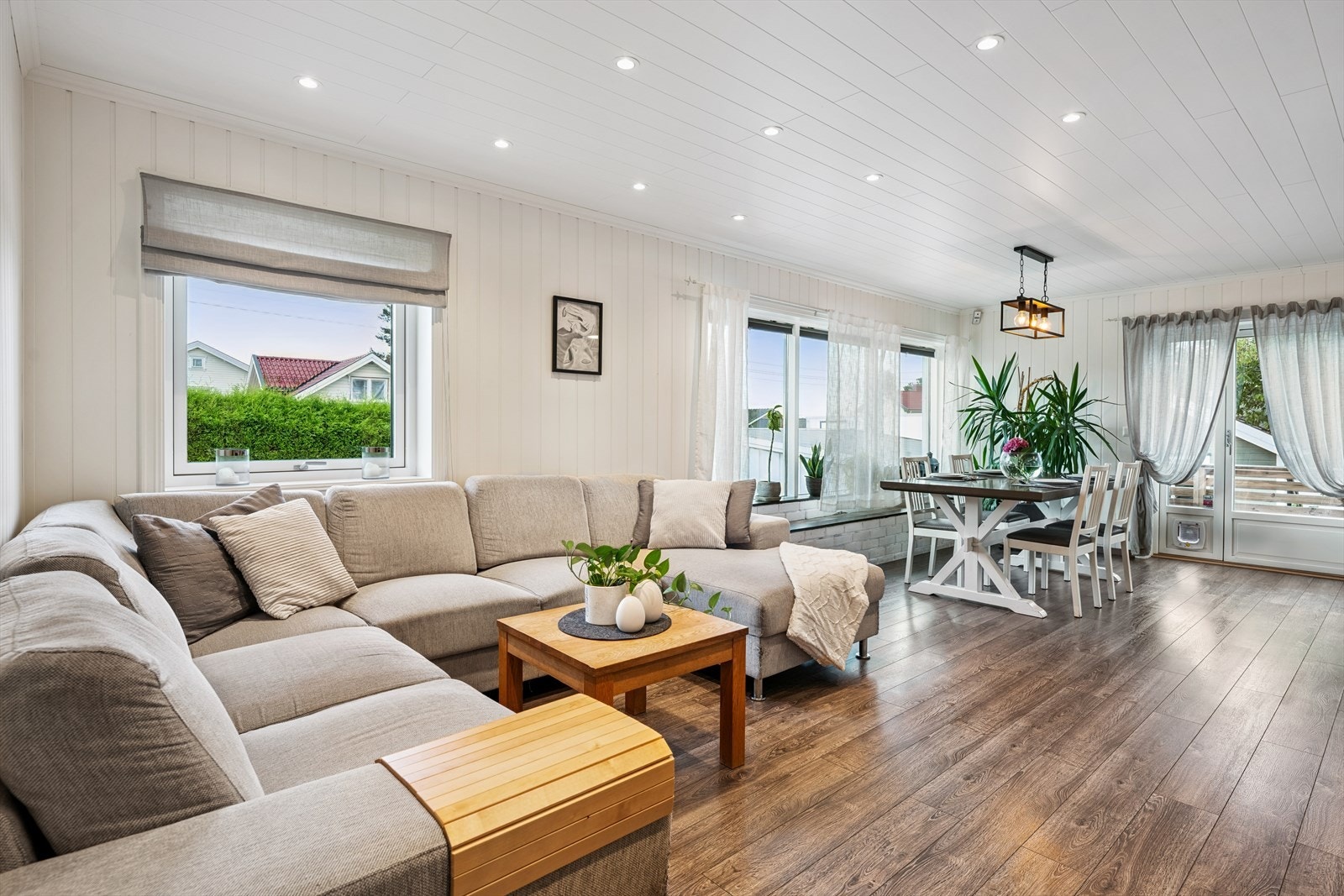 God plass til både sofagruppe og spisebord i stue/spisestue. Galleribilde