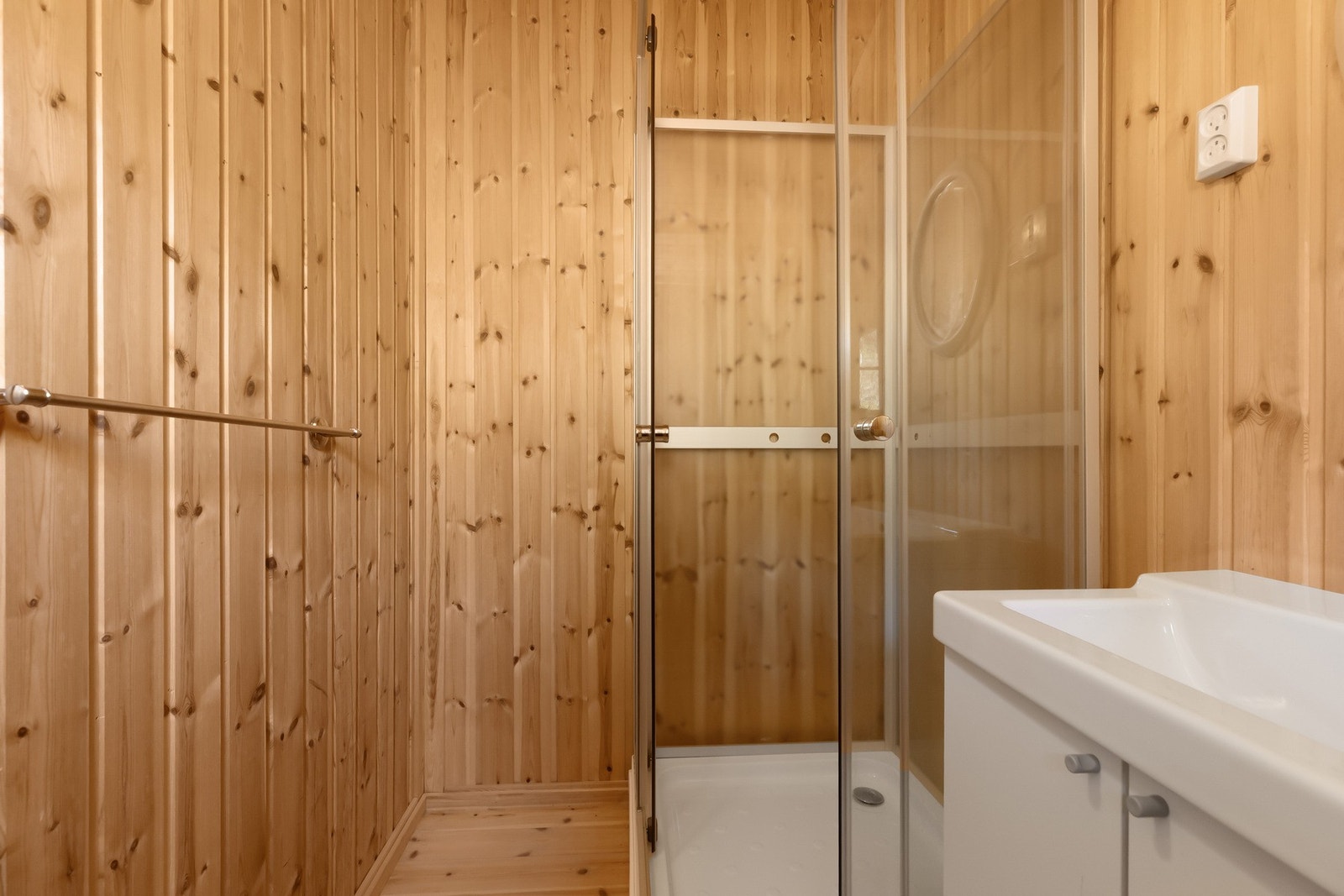 På hyttas bad er det etablert dusjkabinett og servant med avløp i gulv. Gråvann er ledet ut fra vasker/ dusj i avløpsrør til terreng. Galleribilde