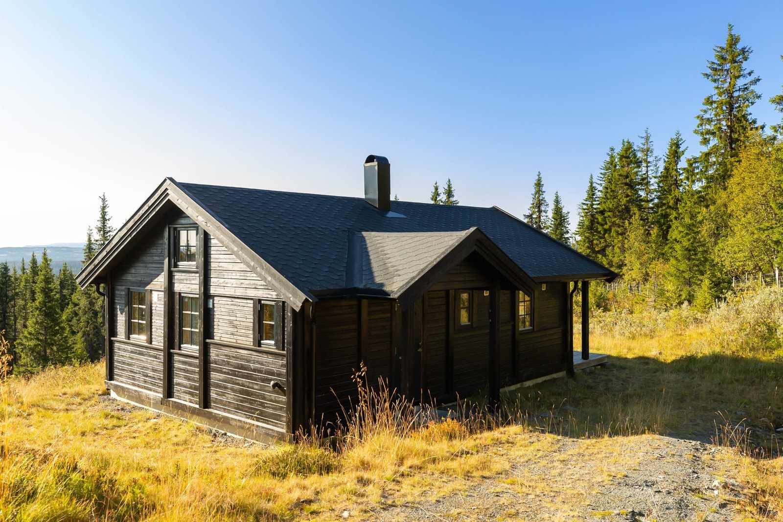 God plass til tre biler i umiddelbar nærhet til hytta, i følge selger. Galleribilde