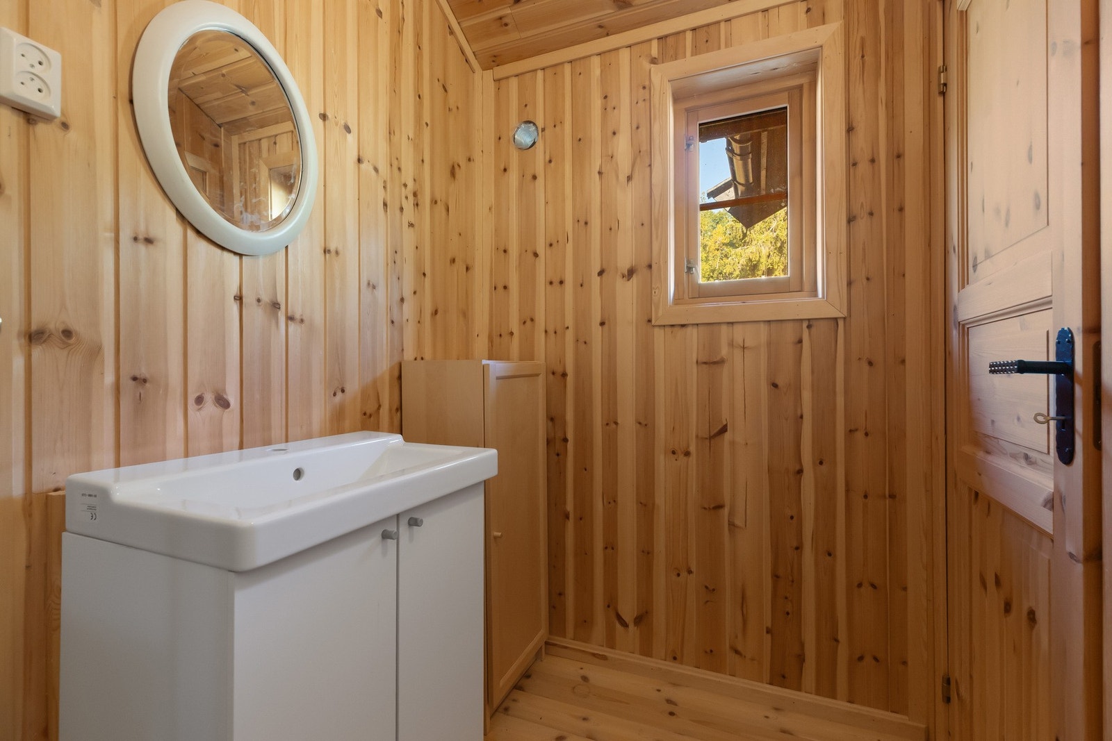 Vi gjør obs på at det i følge tilstandsrapporten ikke er bygd som bad eller våtrom. Galleribilde